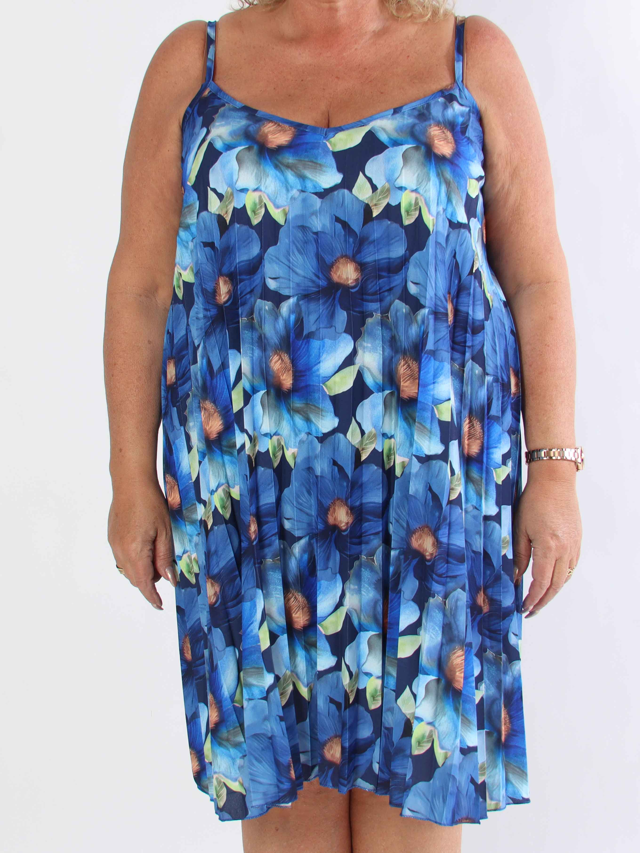 Poppy - Söt plisserad klänning i viskos med blomstermönster