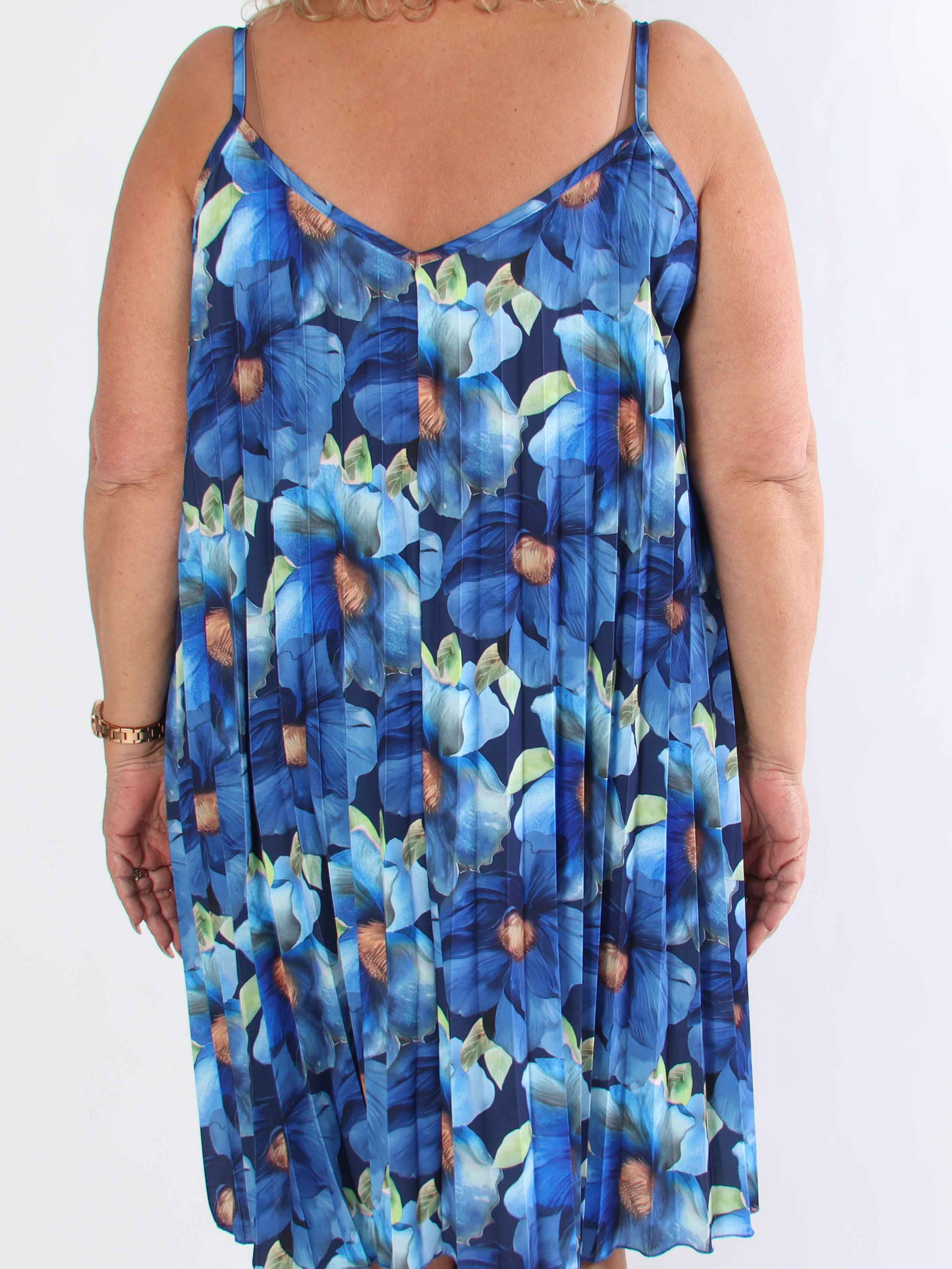 Poppy - Söt plisserad klänning i viskos med blomstermönster