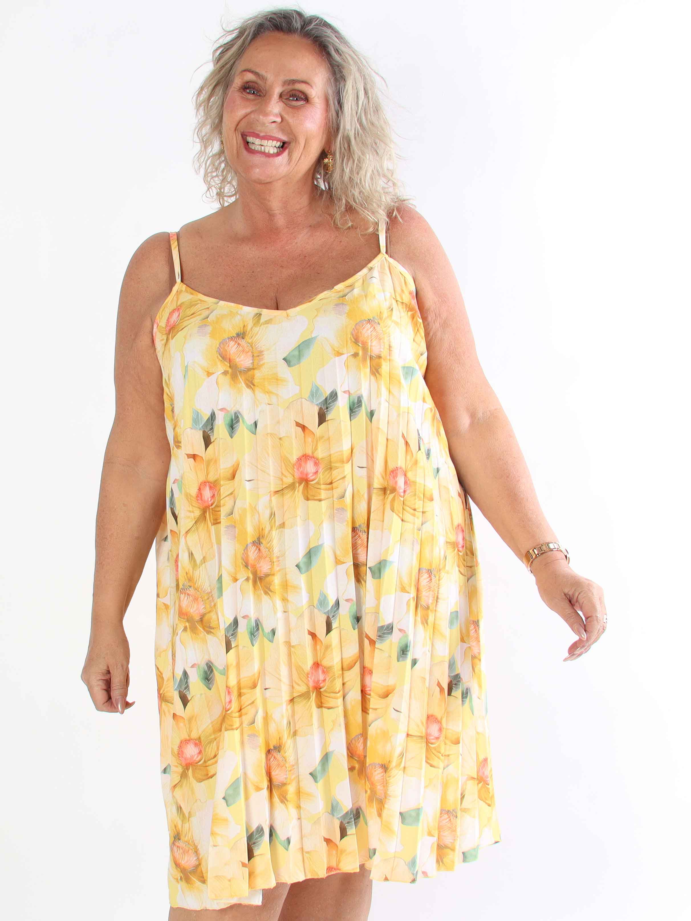 Poppy - Söt plisserad klänning i viskos med blomstermönster