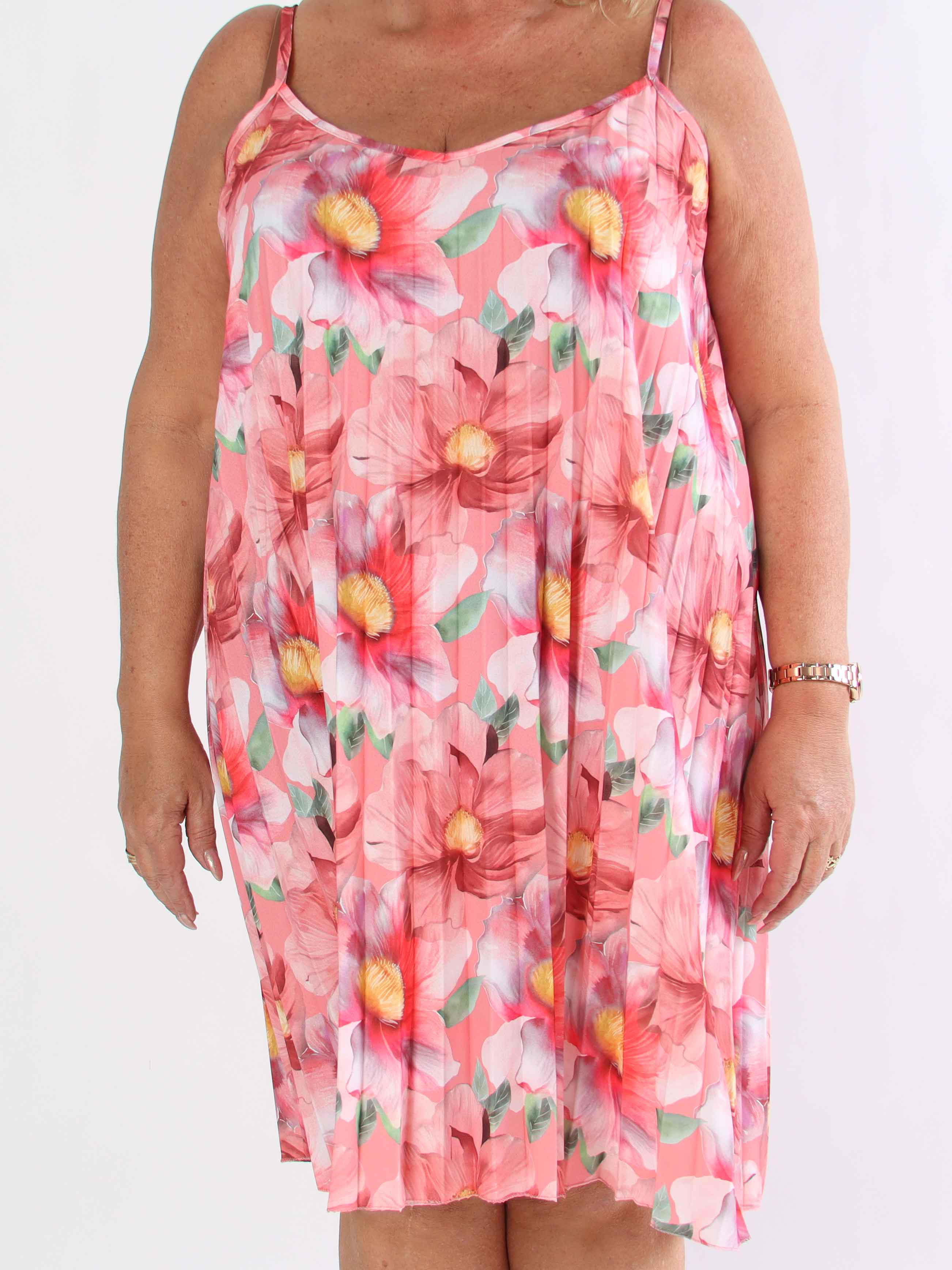 Poppy - Söt plisserad klänning i viskos med blomstermönster