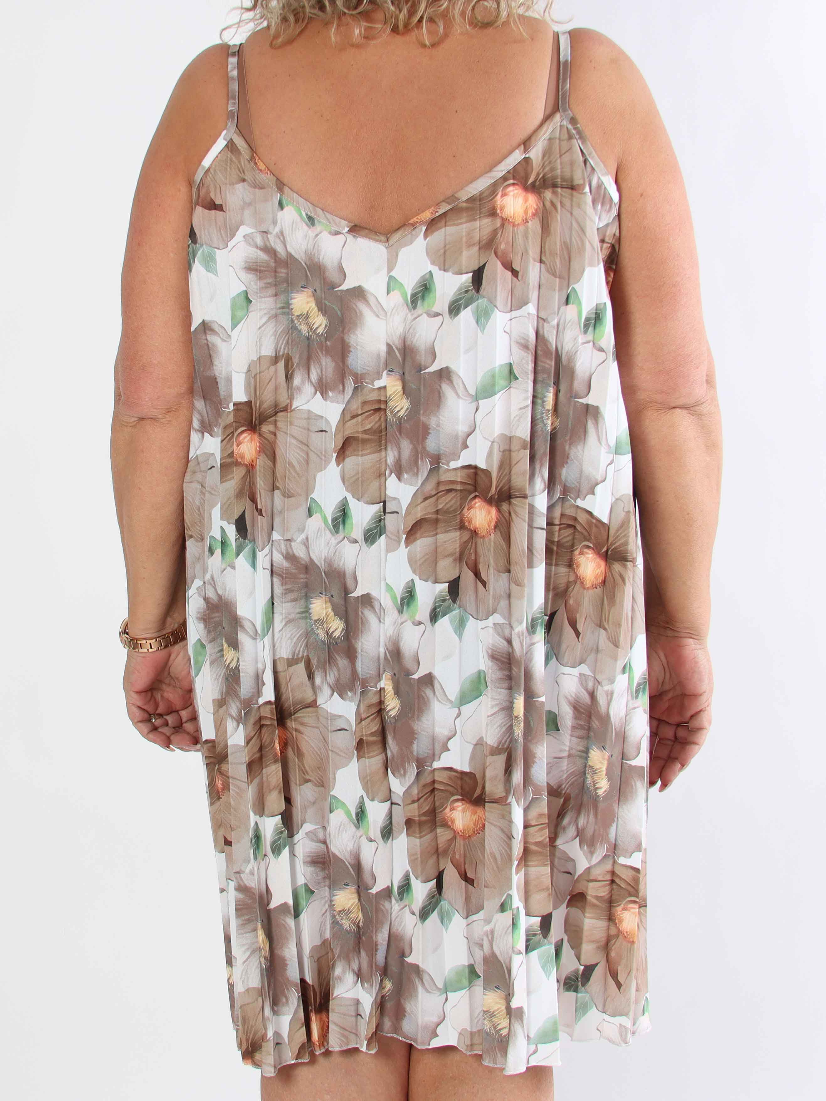 Poppy - Söt plisserad klänning i viskos med blomstermönster