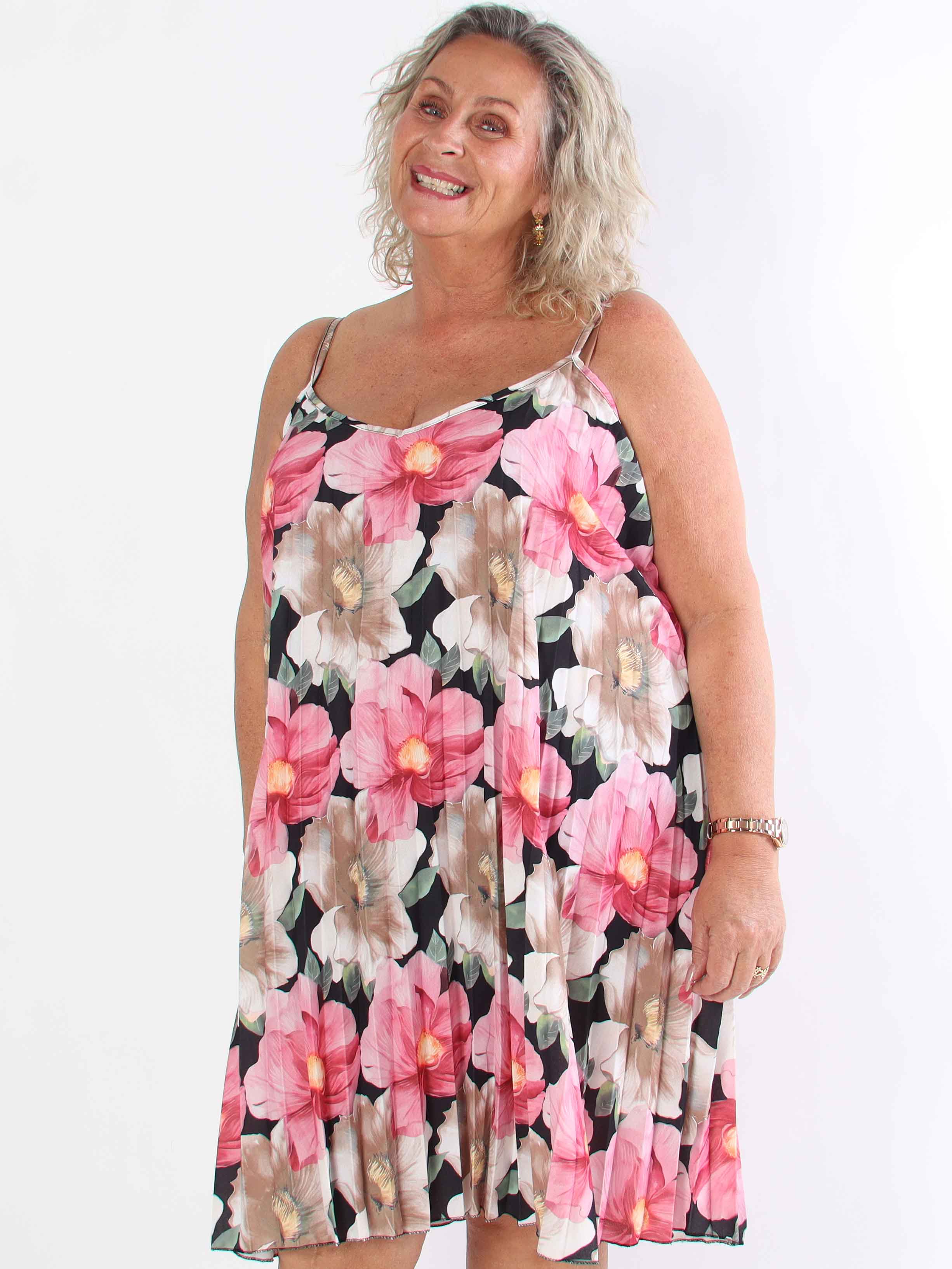 Poppy - Söt plisserad klänning i viskos med blomstermönster