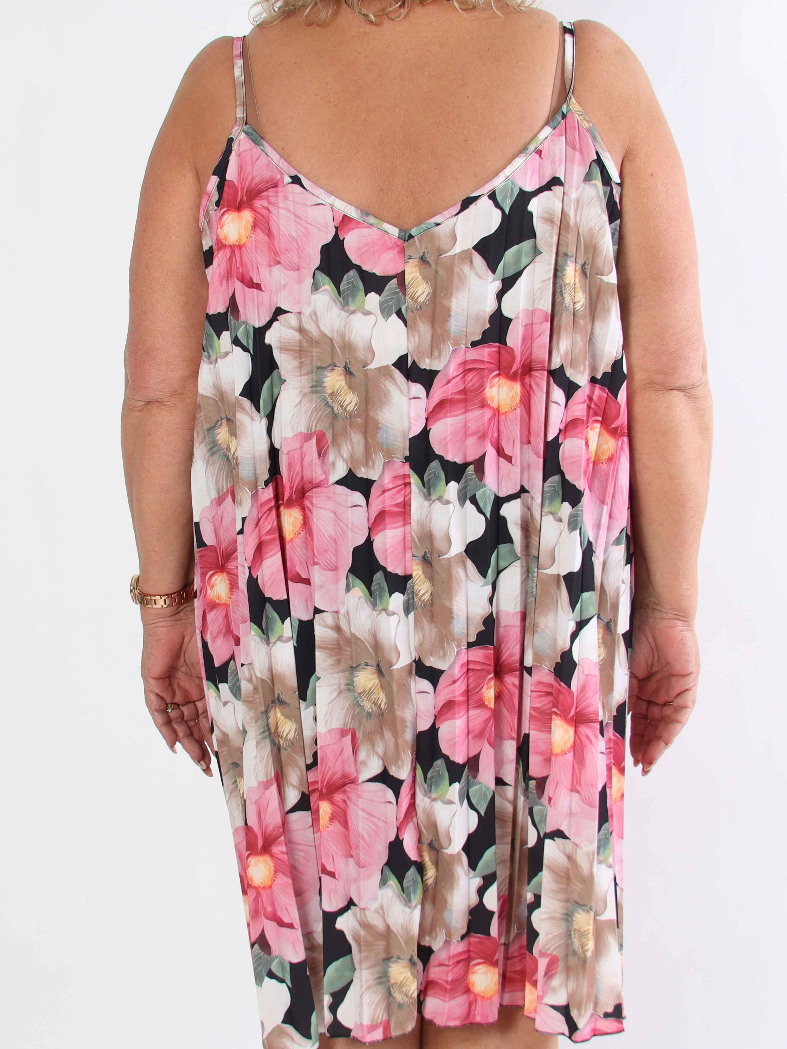 Poppy - Söt plisserad klänning i viskos med blomstermönster