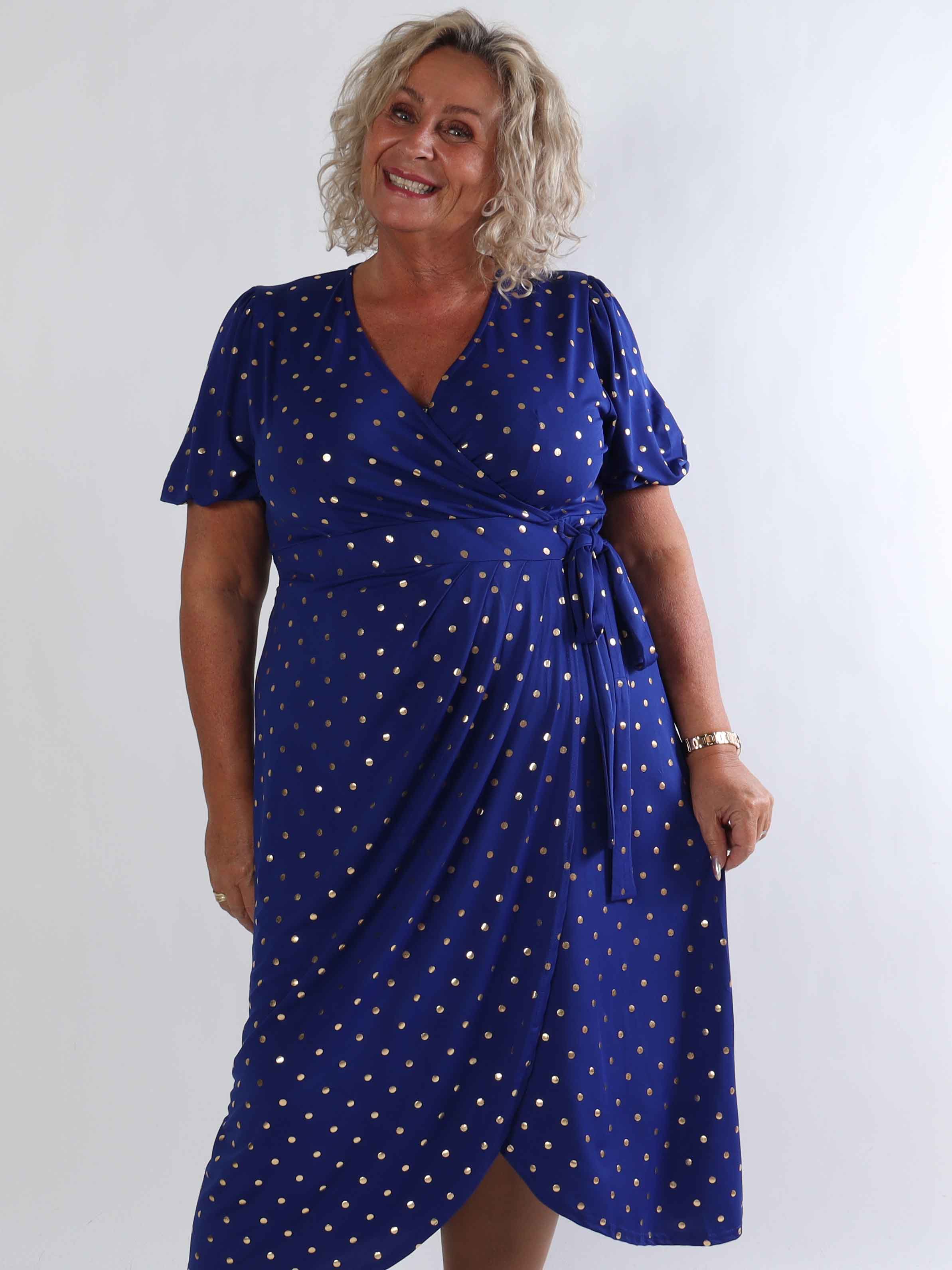 Primula Dust Gold - Plus size klänning i omlott-look med guldprickar