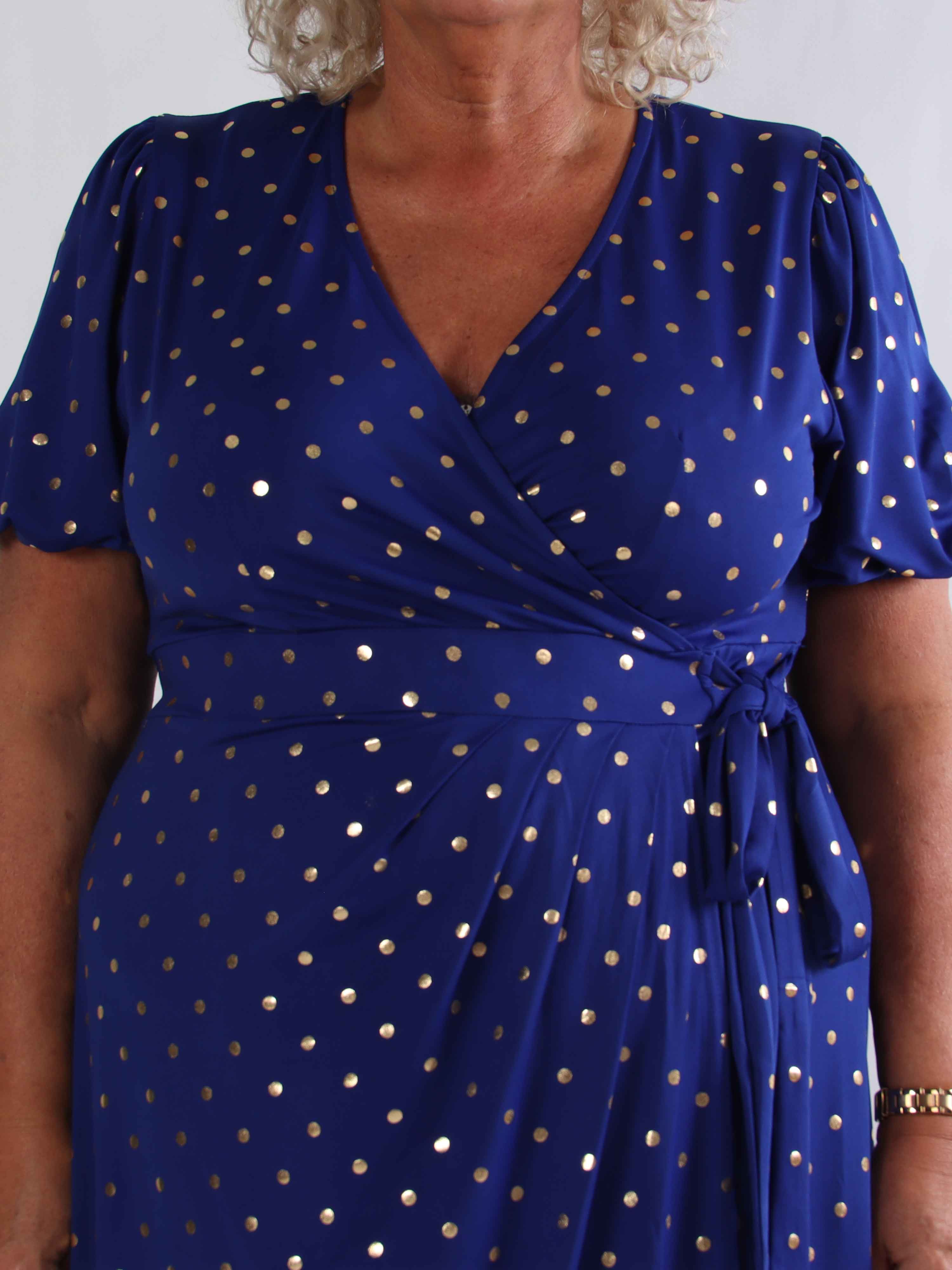 Primula Dust Gold - Plus size klänning i omlott-look med guldprickar