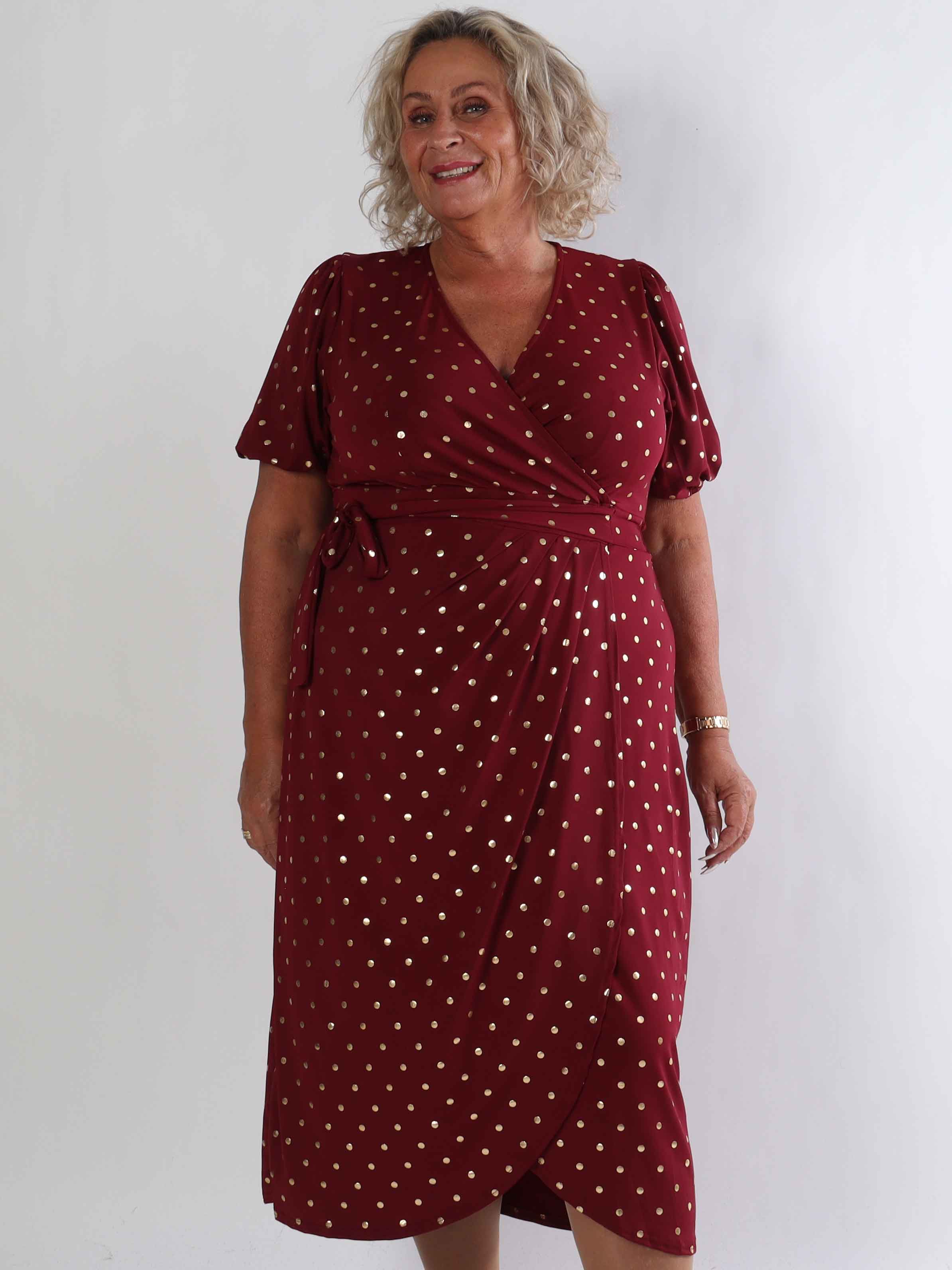 Primula Dust Gold - Plus size klänning i omlott-look med guldprickar