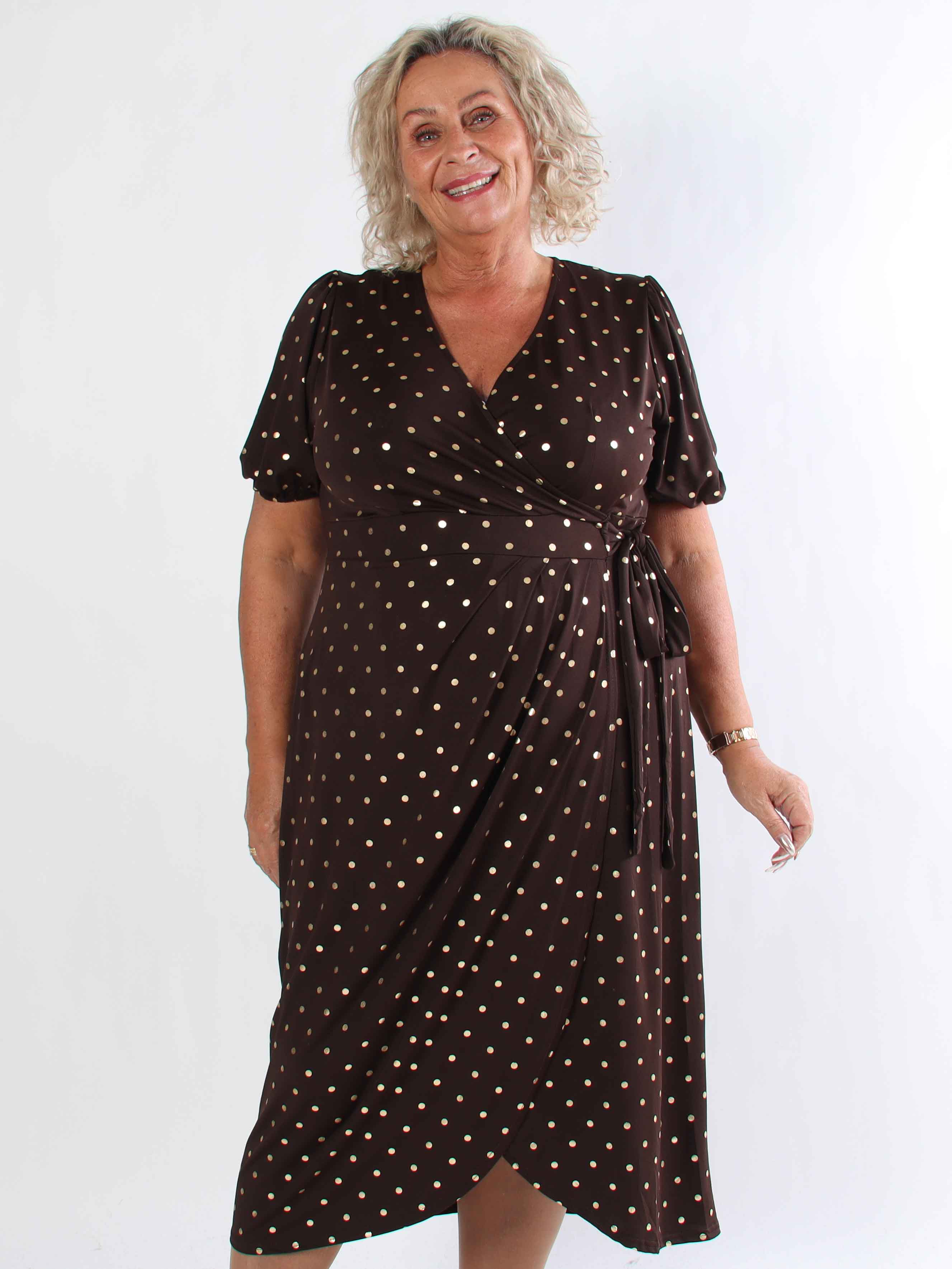 Primula Dust Gold - Plus size klänning i omlott-look med guldprickar