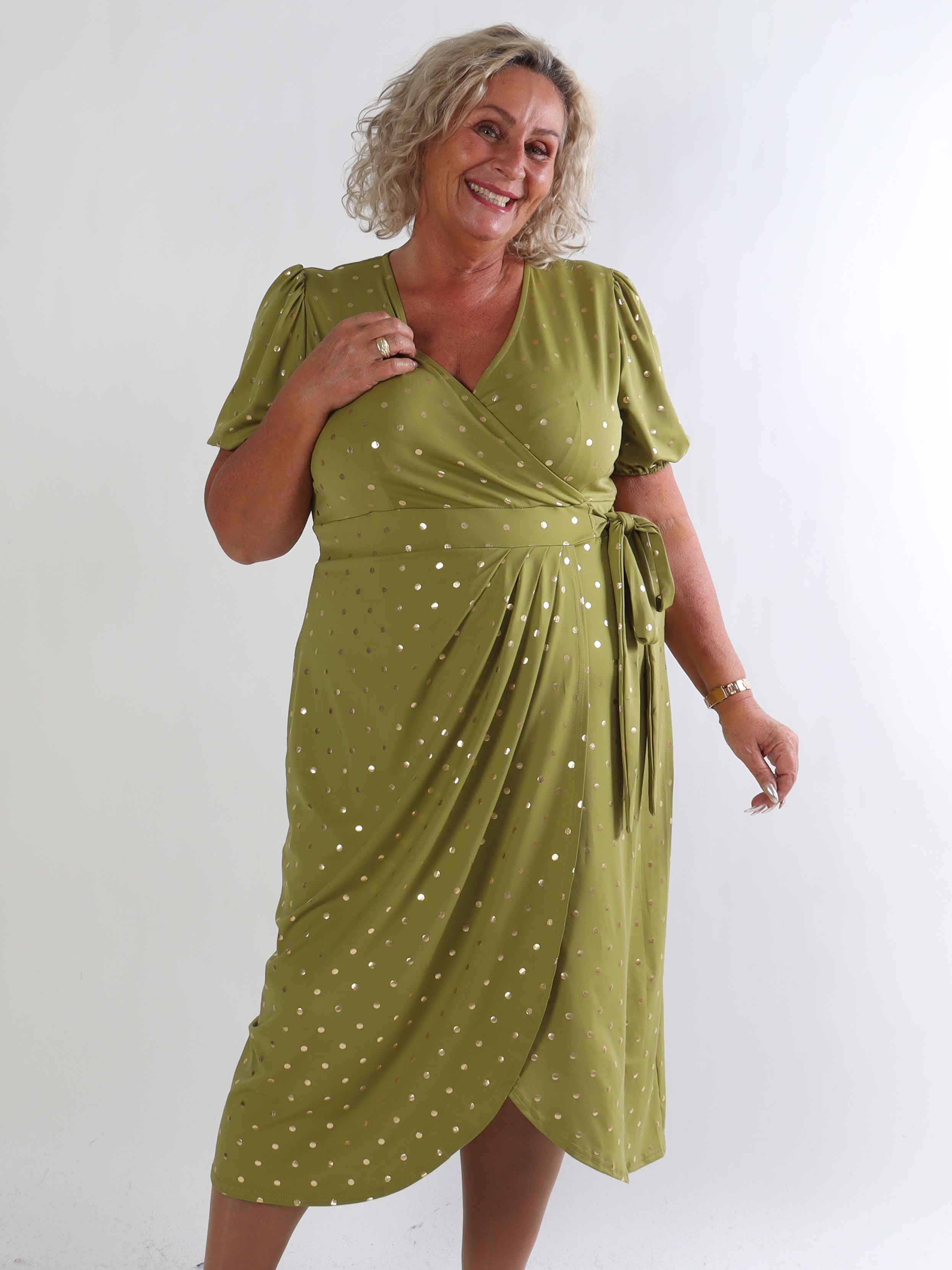 Primula Dust Gold - Plus size klänning i omlott-look med guldprickar