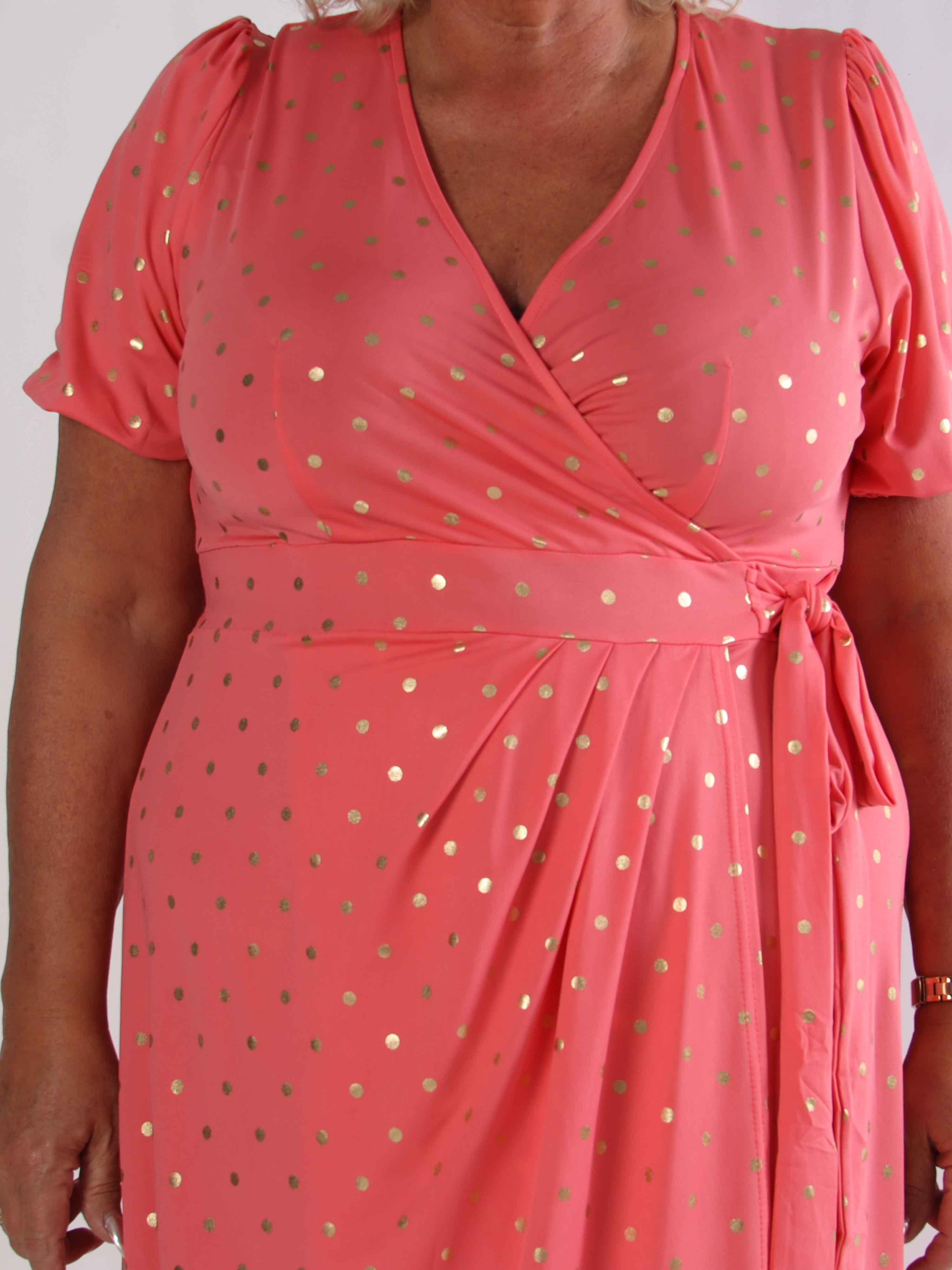 Primula Dust Gold - Plus size klänning i omlott-look med guldprickar