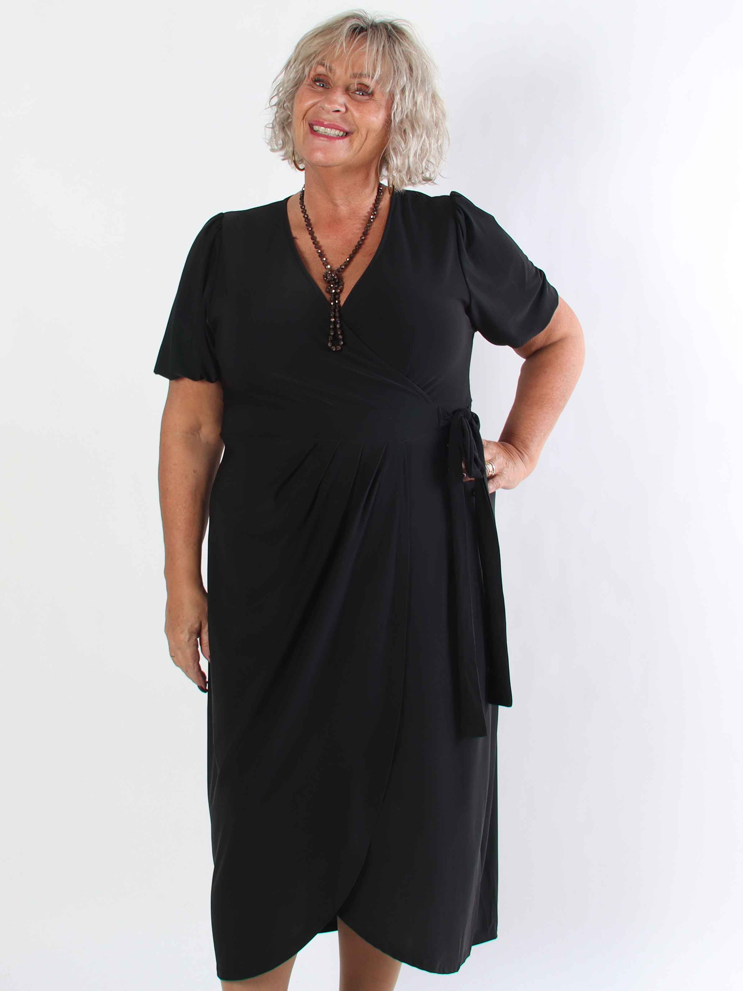 Primula Plain - Elastisk plus size kjole i slå-om-look i ensfarvet