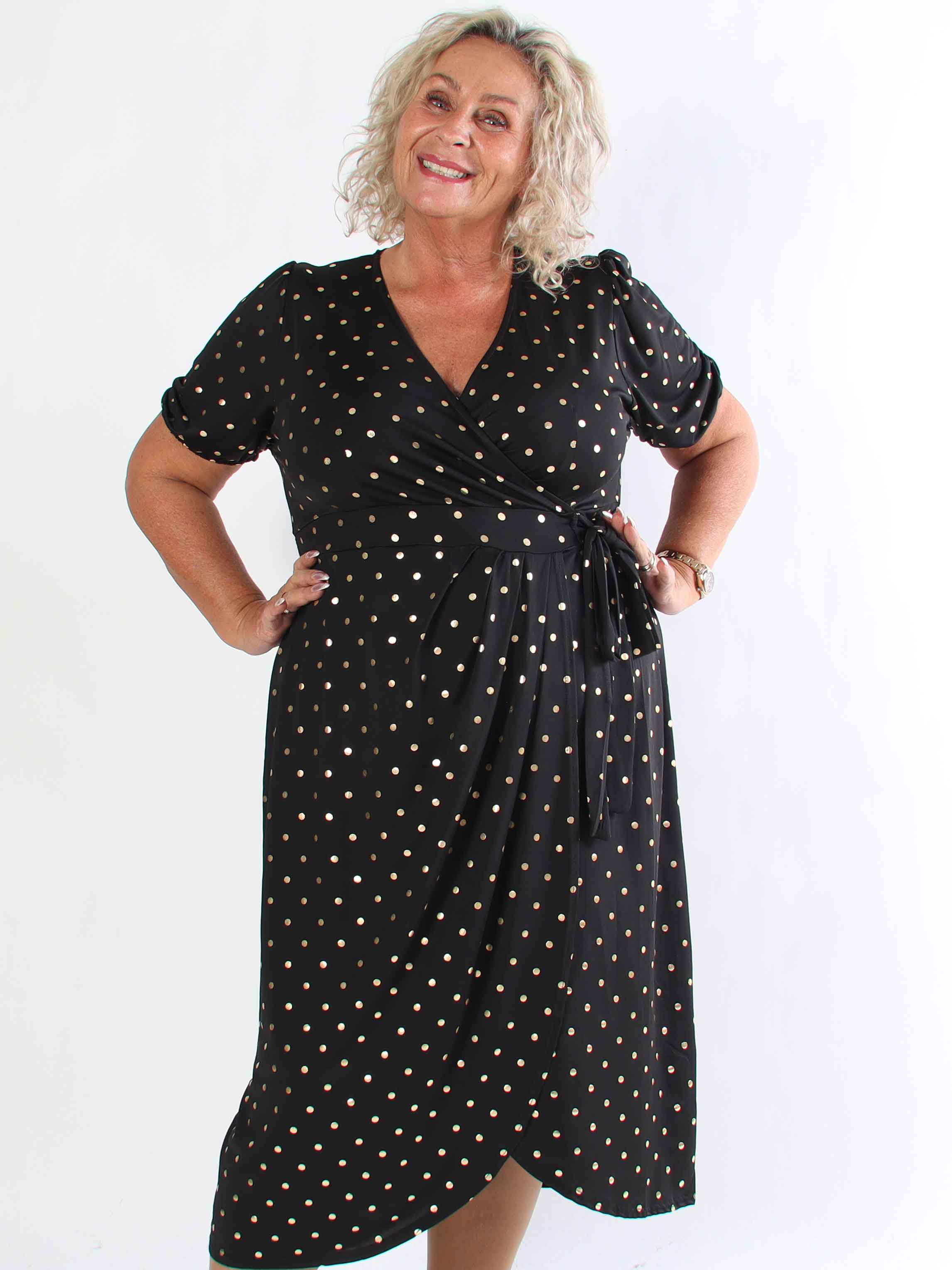 Primula Dust Gold - Plus size klänning i omlott-look med guldprickar