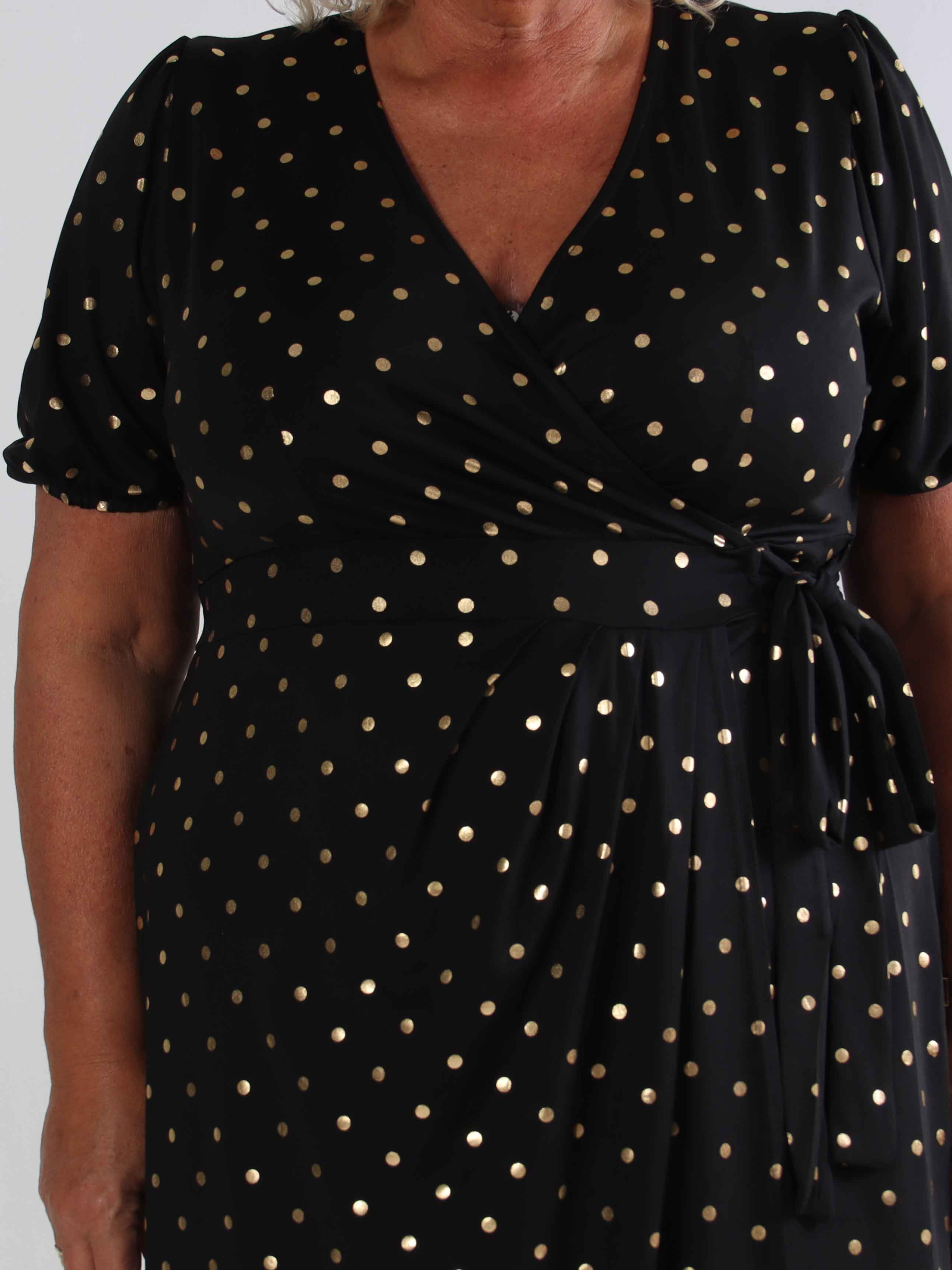 Primula Dust Gold - Plus size klänning i omlott-look med guldprickar