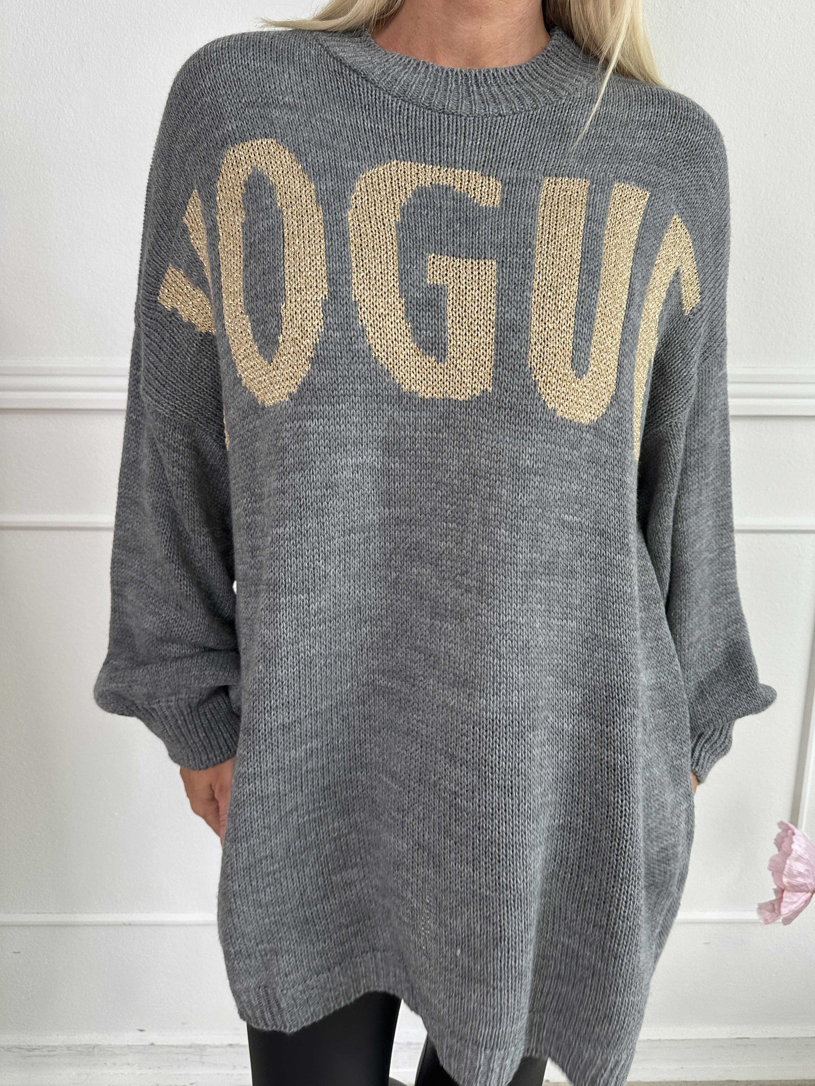 Priscilla - Stickad tröja med VOGUE skrivet i guldglittertråd