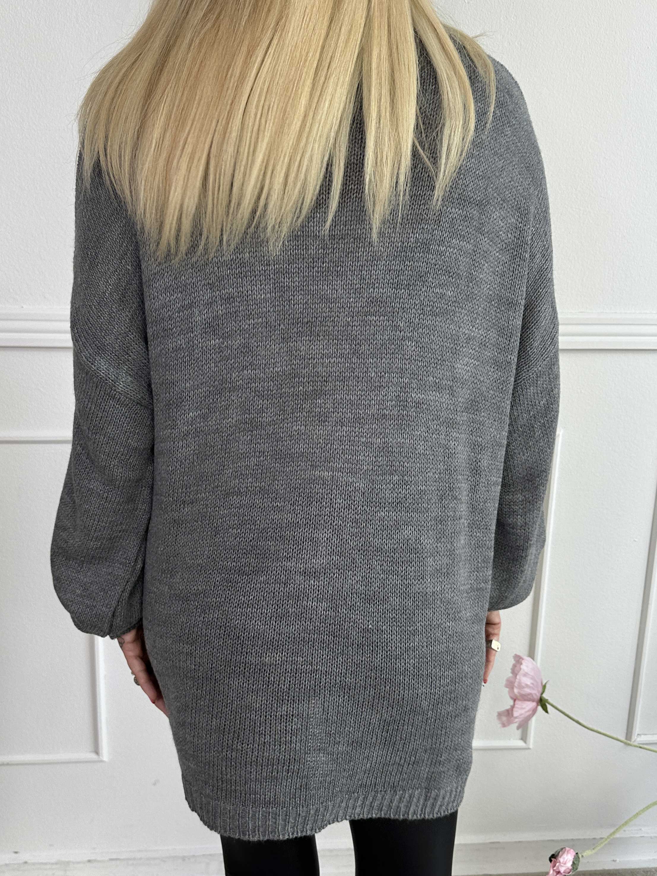 Priscilla - Stickad tröja med VOGUE skrivet i guldglittertråd