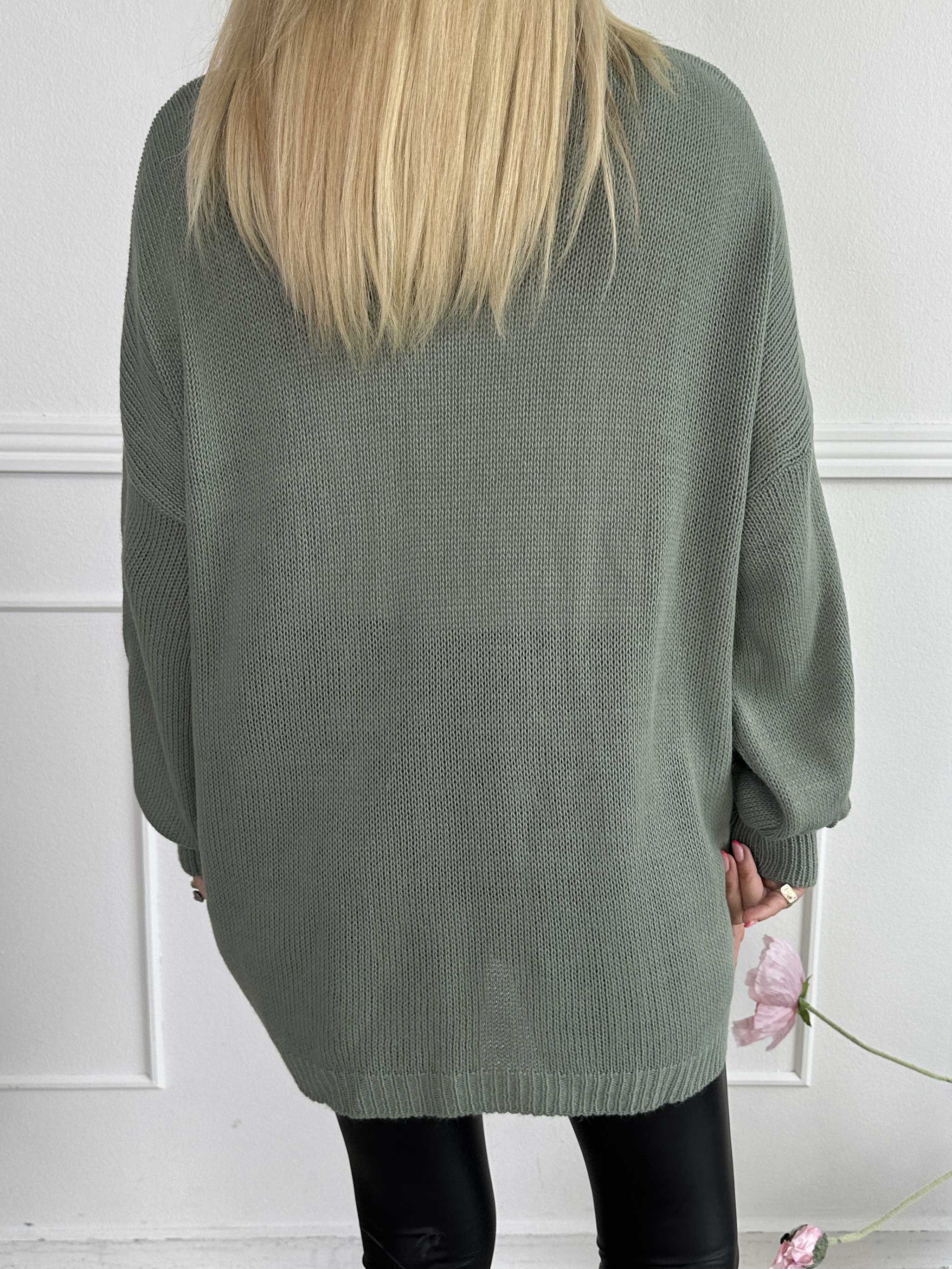 Priscilla - Stickad tröja med VOGUE skrivet i guldglittertråd