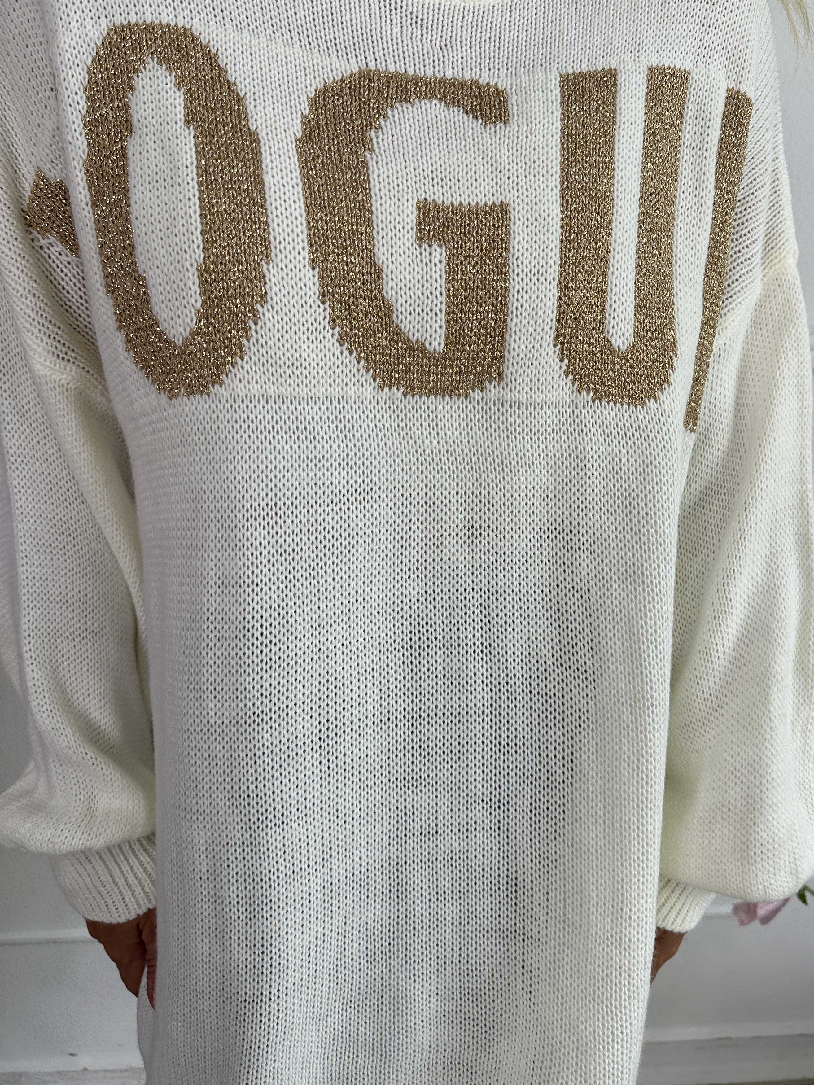 Priscilla - Stickad tröja med VOGUE skrivet i guldglittertråd