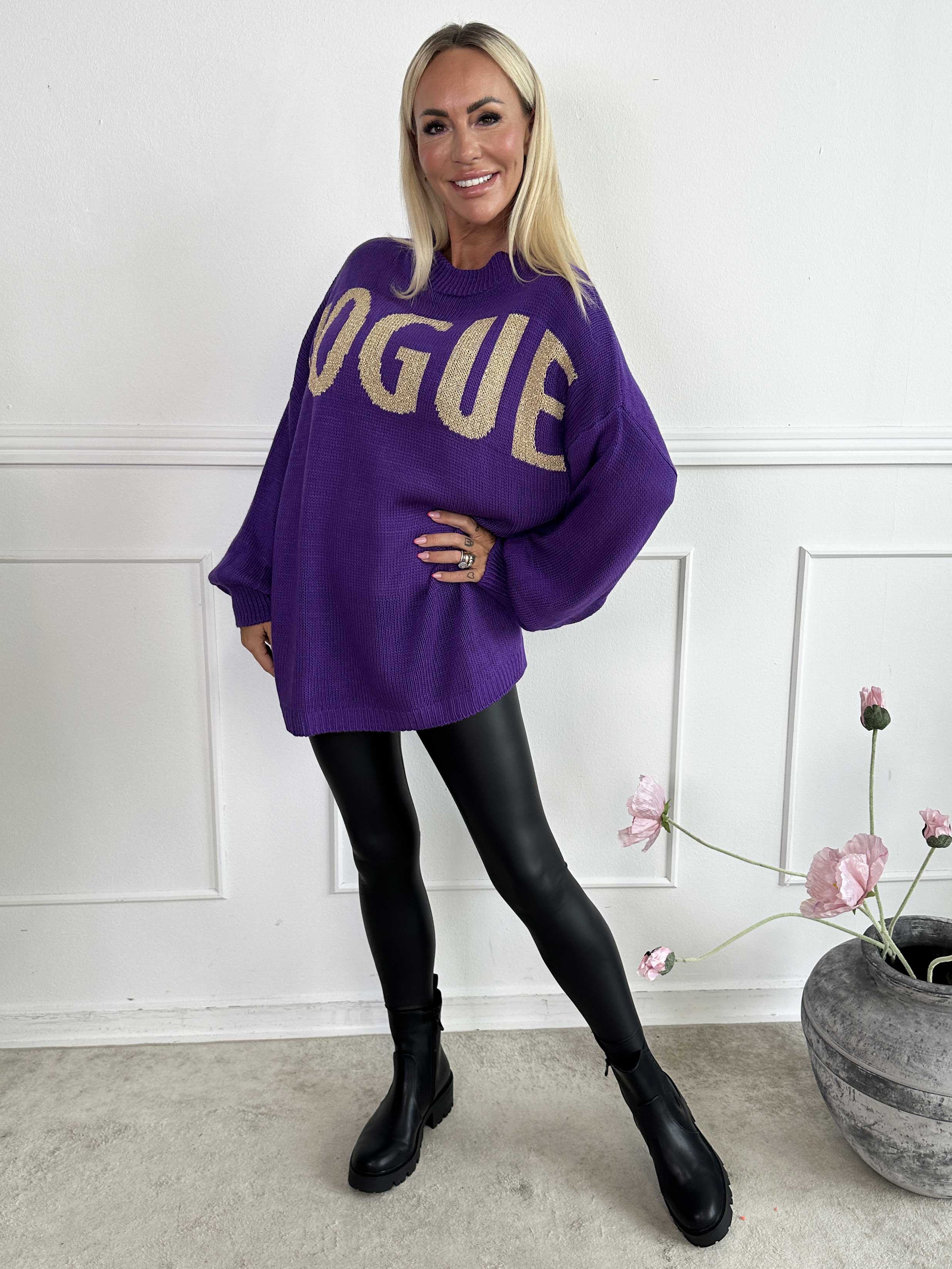 Priscilla - Stickad tröja med VOGUE skrivet i guldglittertråd