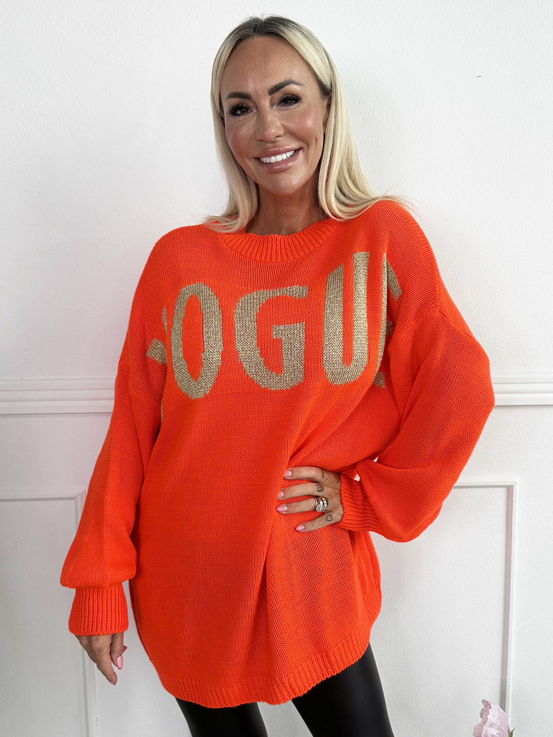 Priscilla - Stickad tröja med VOGUE skrivet i guldglittertråd