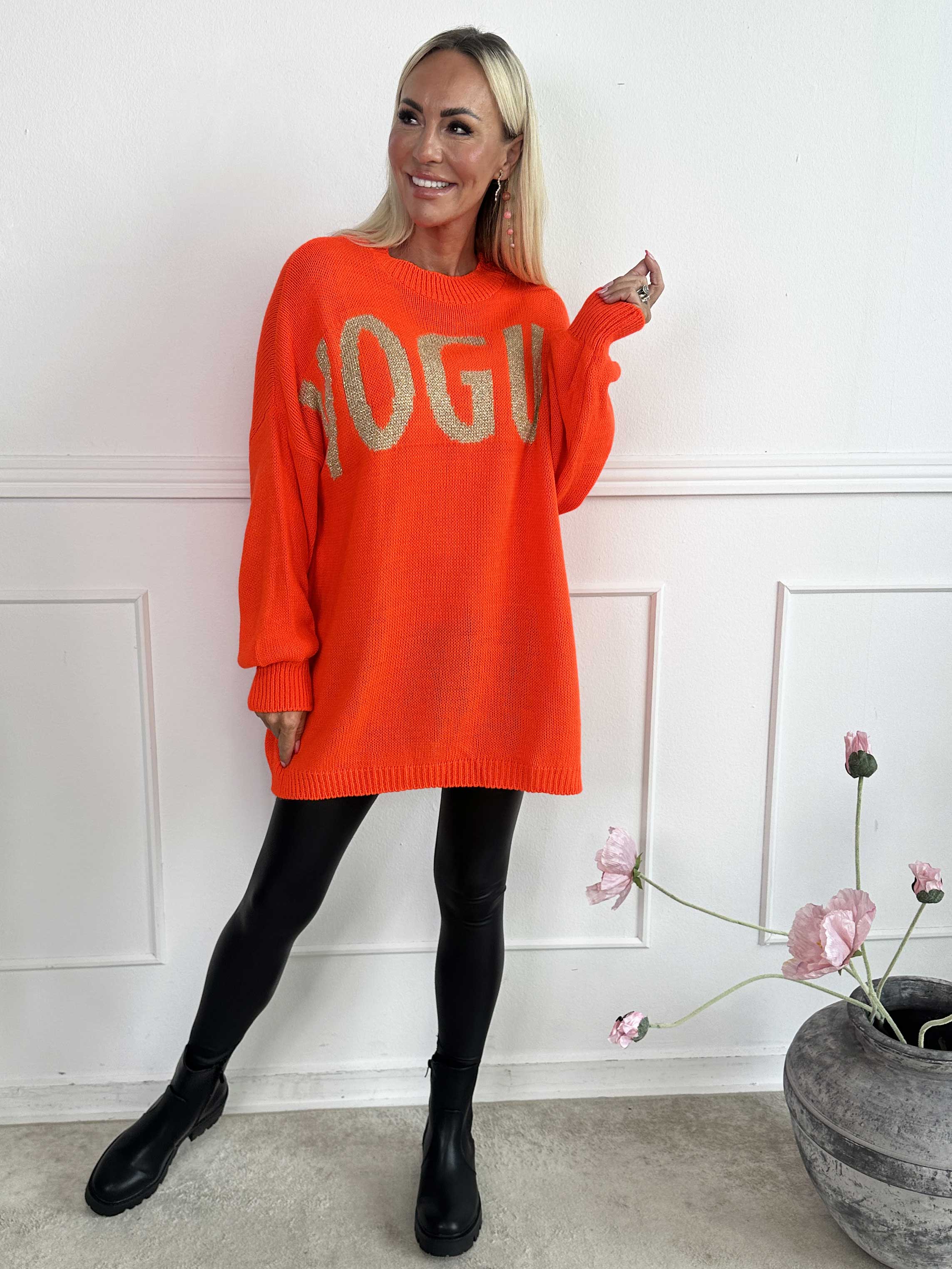 Priscilla - Stickad tröja med VOGUE skrivet i guldglittertråd