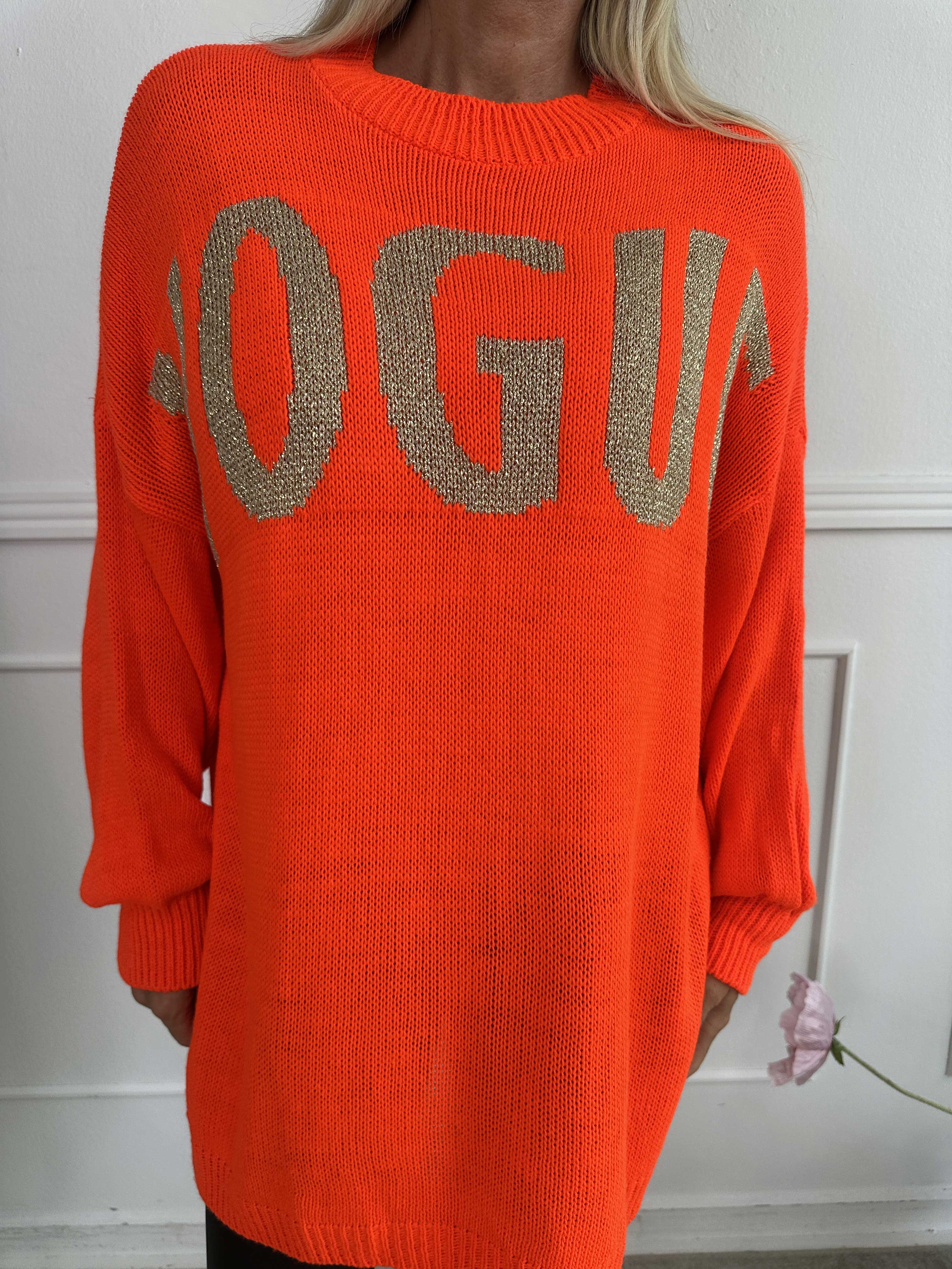 Priscilla - Stickad tröja med VOGUE skrivet i guldglittertråd