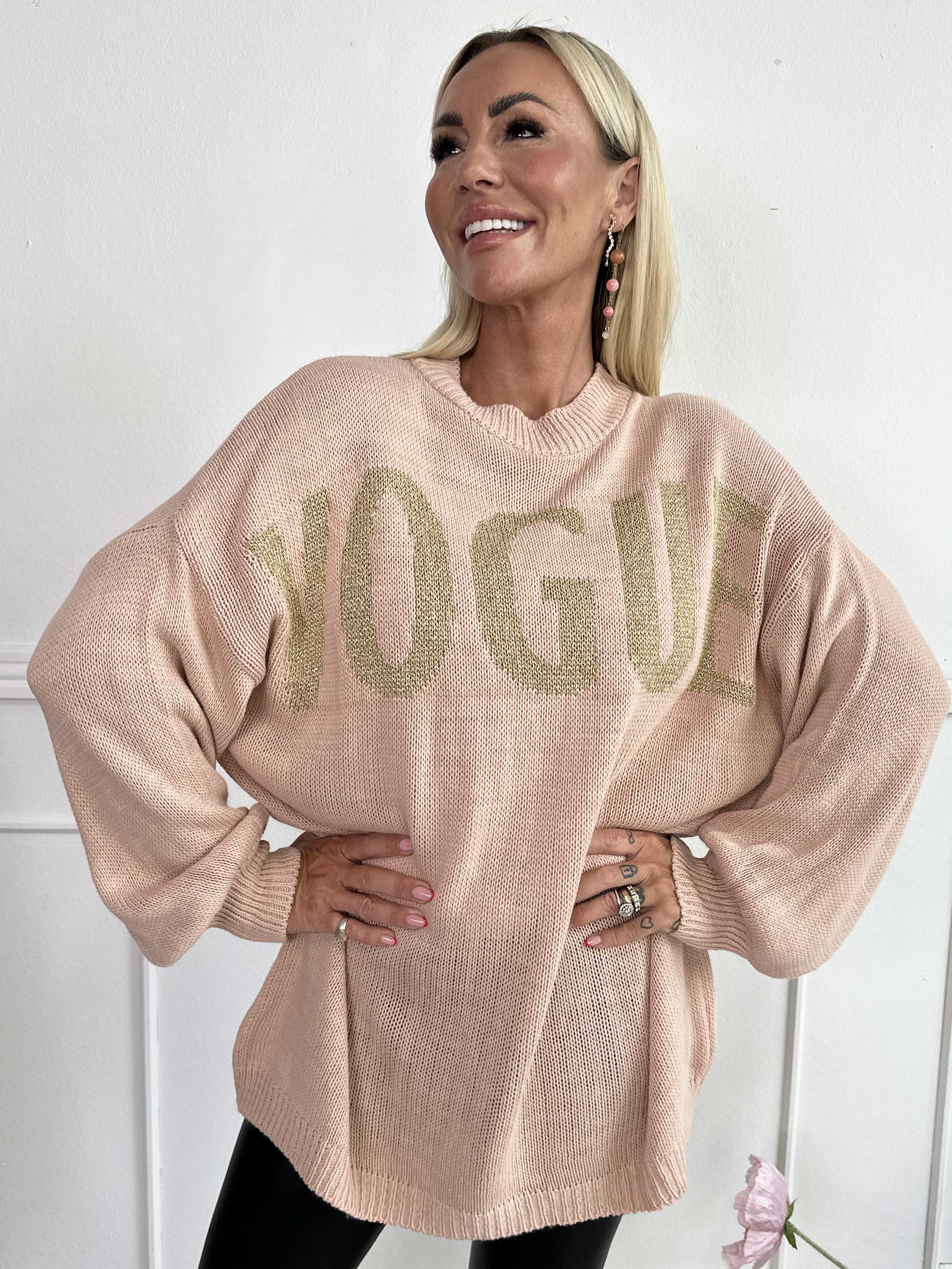 Priscilla - Stickad tröja med VOGUE skrivet i guldglittertråd