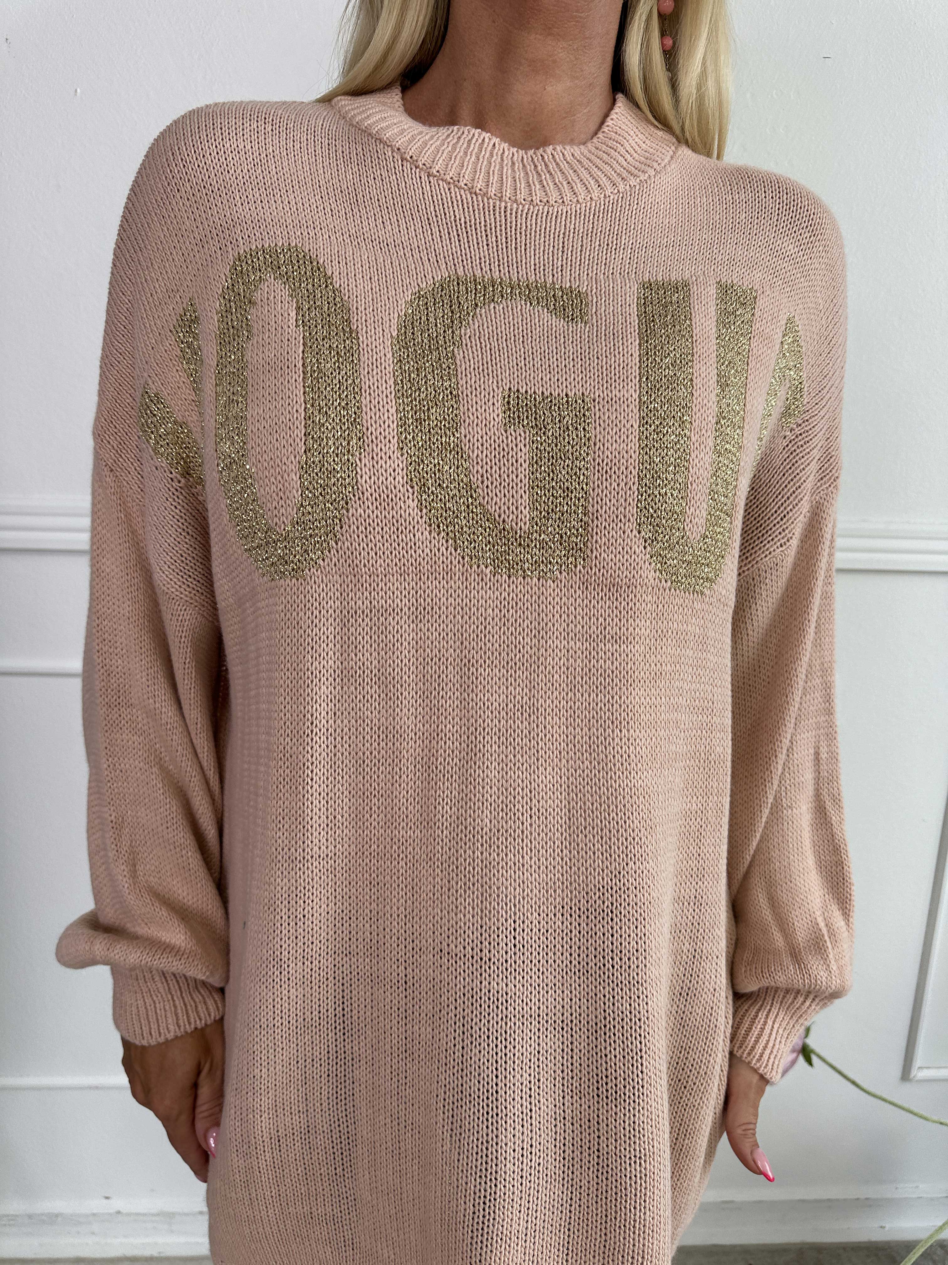 Priscilla - Stickad tröja med VOGUE skrivet i guldglittertråd