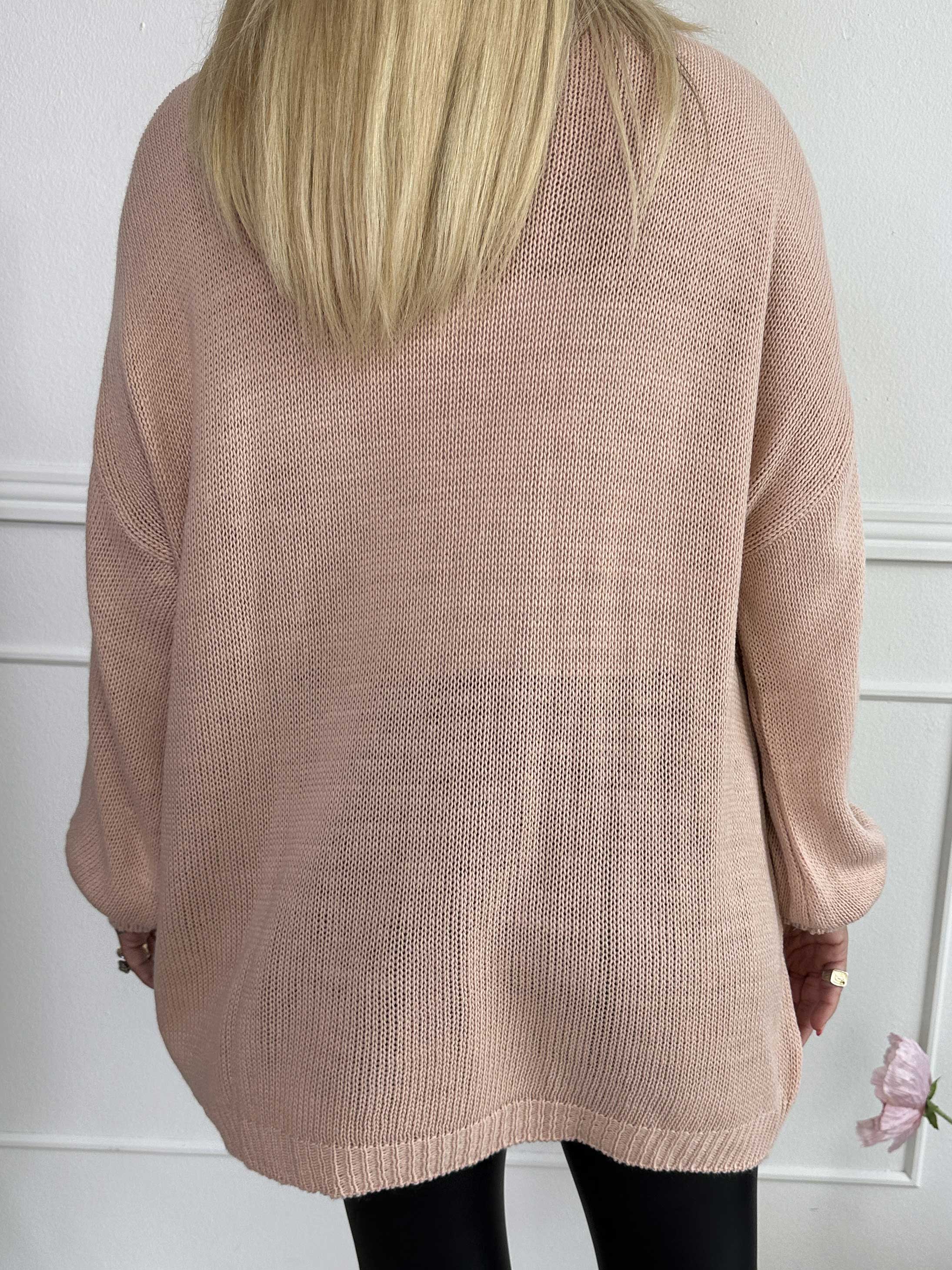 Priscilla - Stickad tröja med VOGUE skrivet i guldglittertråd