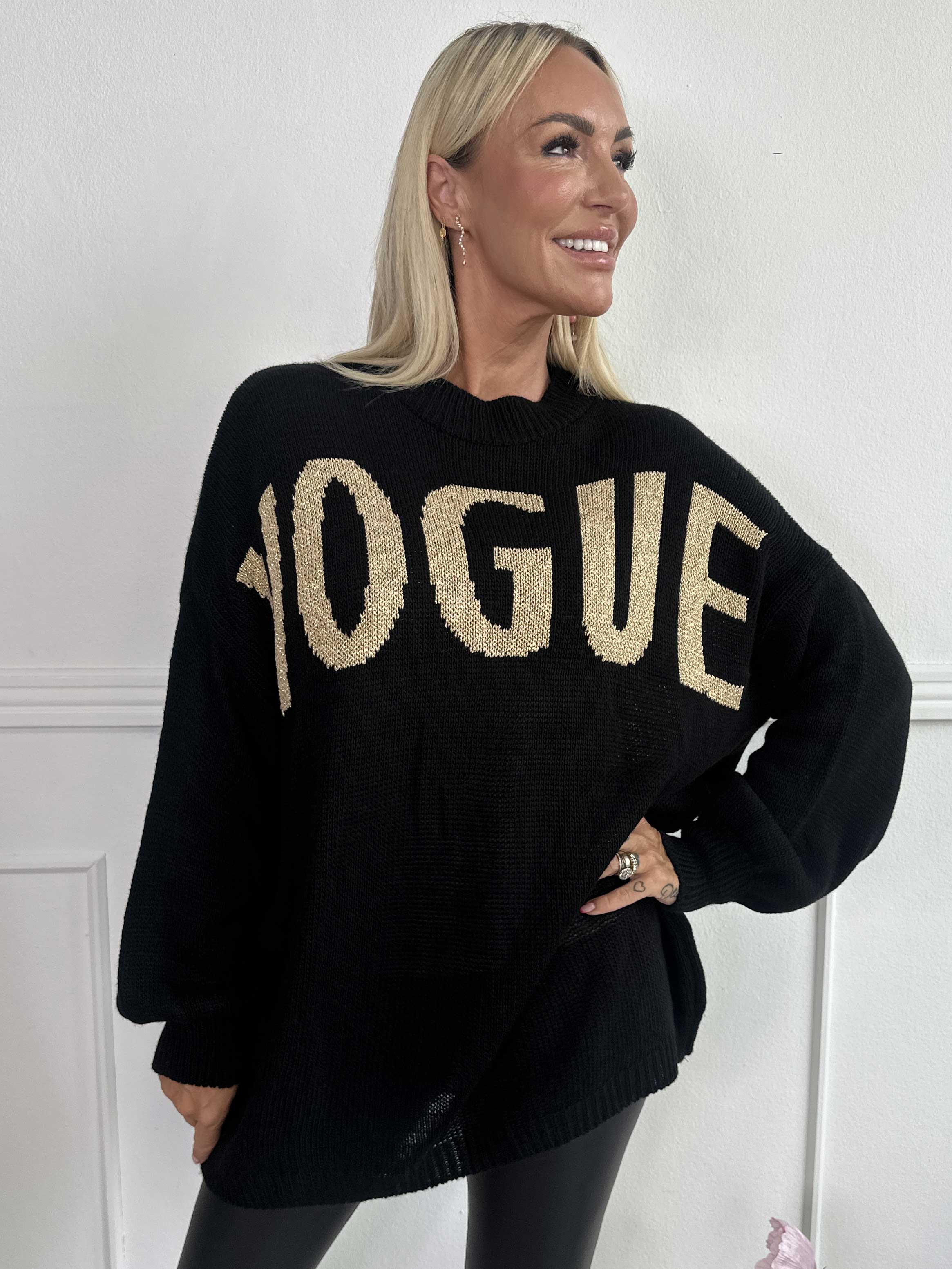 Priscilla - Stickad tröja med VOGUE skrivet i guldglittertråd