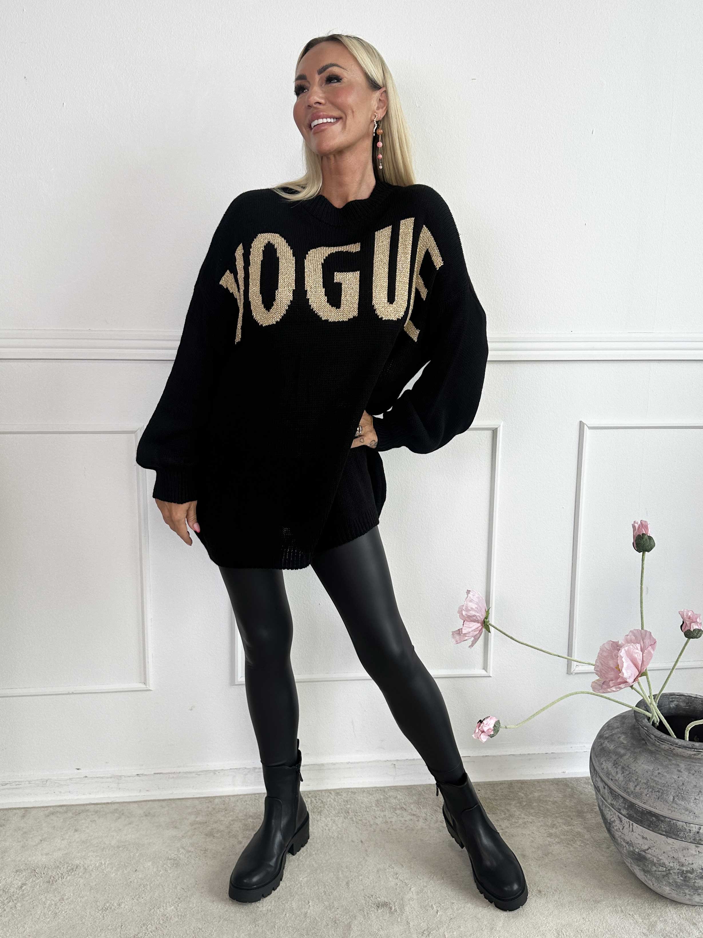 Priscilla - Stickad tröja med VOGUE skrivet i guldglittertråd