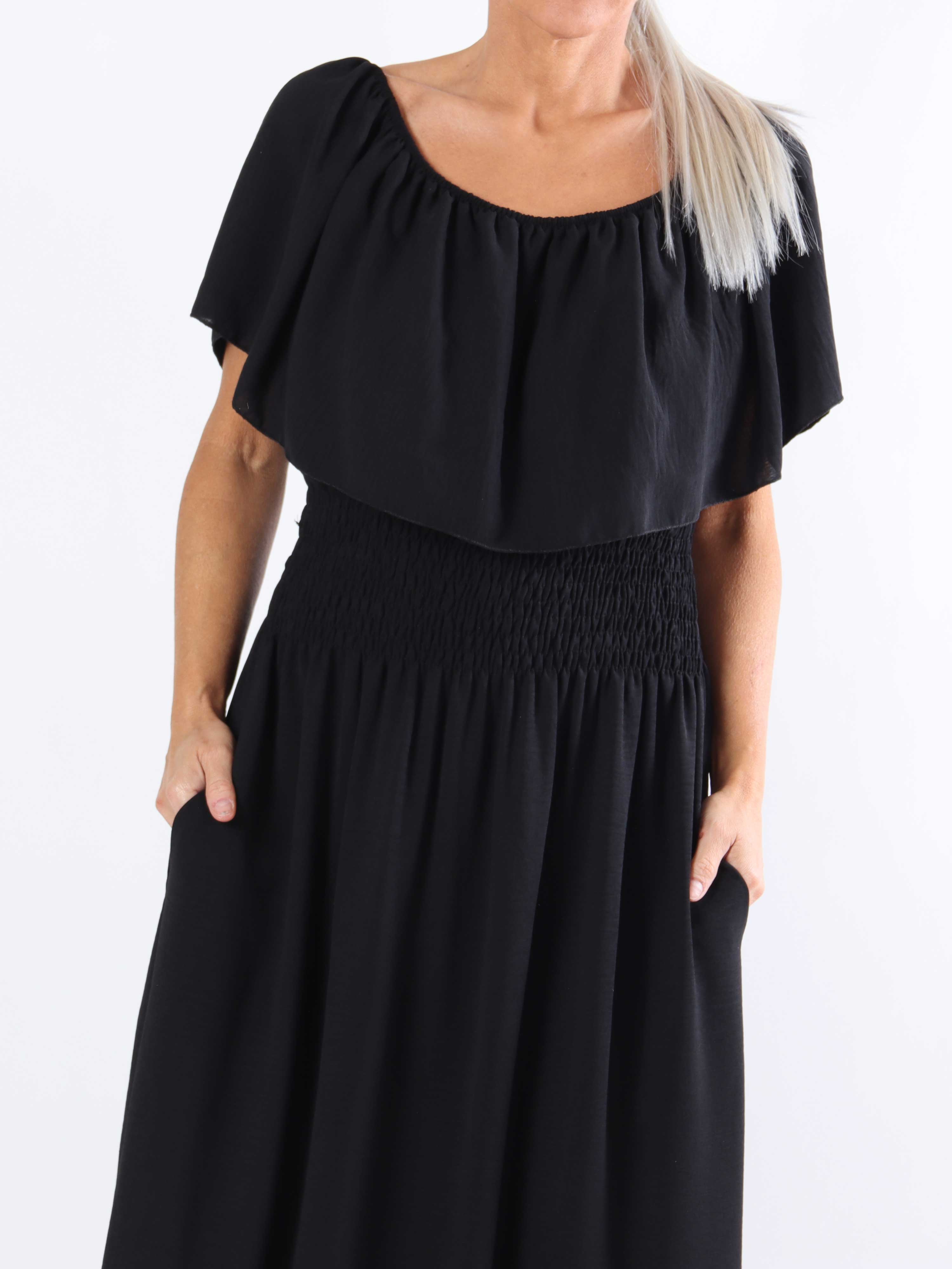 Rachel - Lång plus size-klänning med fickor och volang i nederkanten