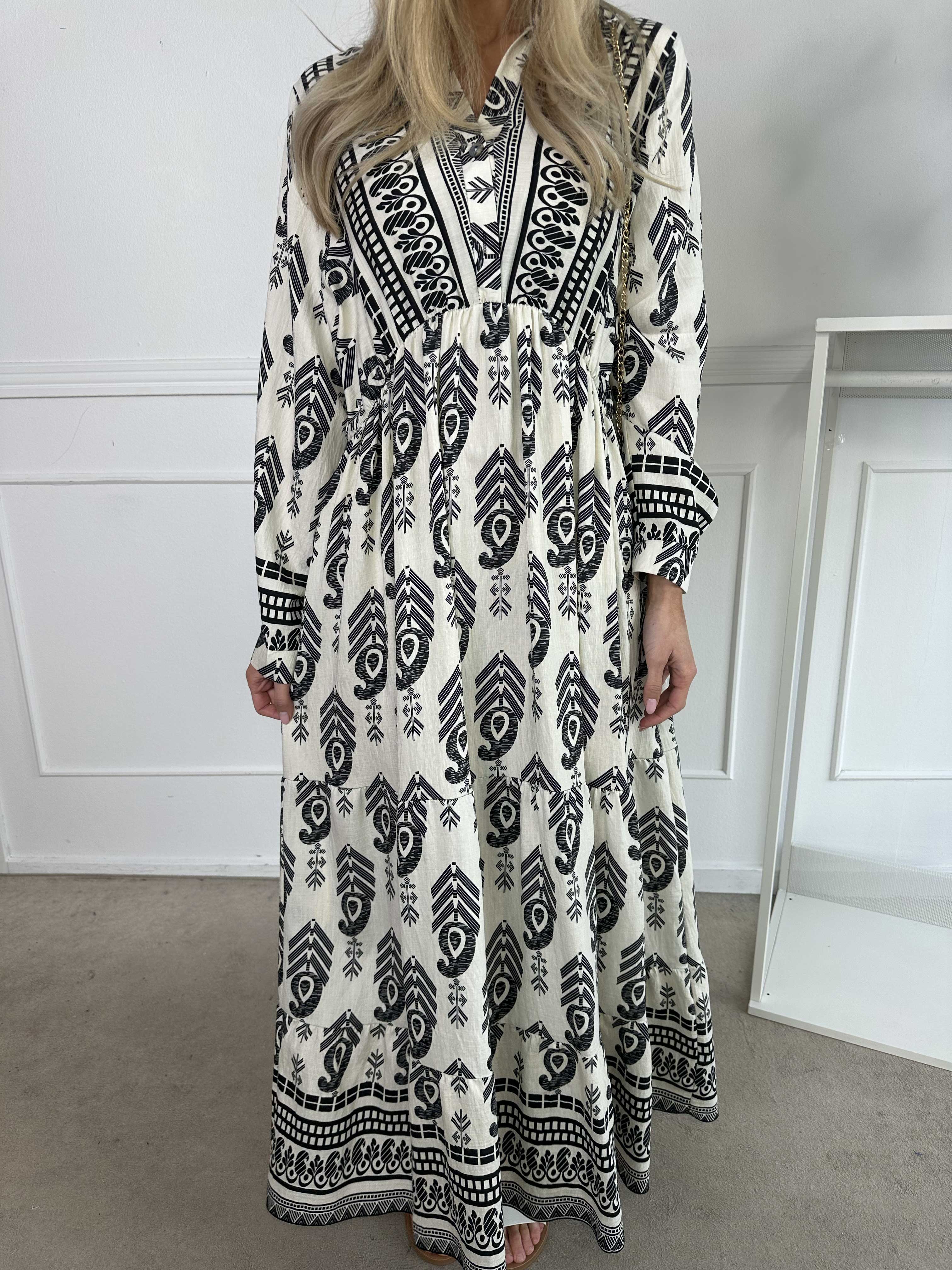 Raina - Lång mönstrad klänning i viskos