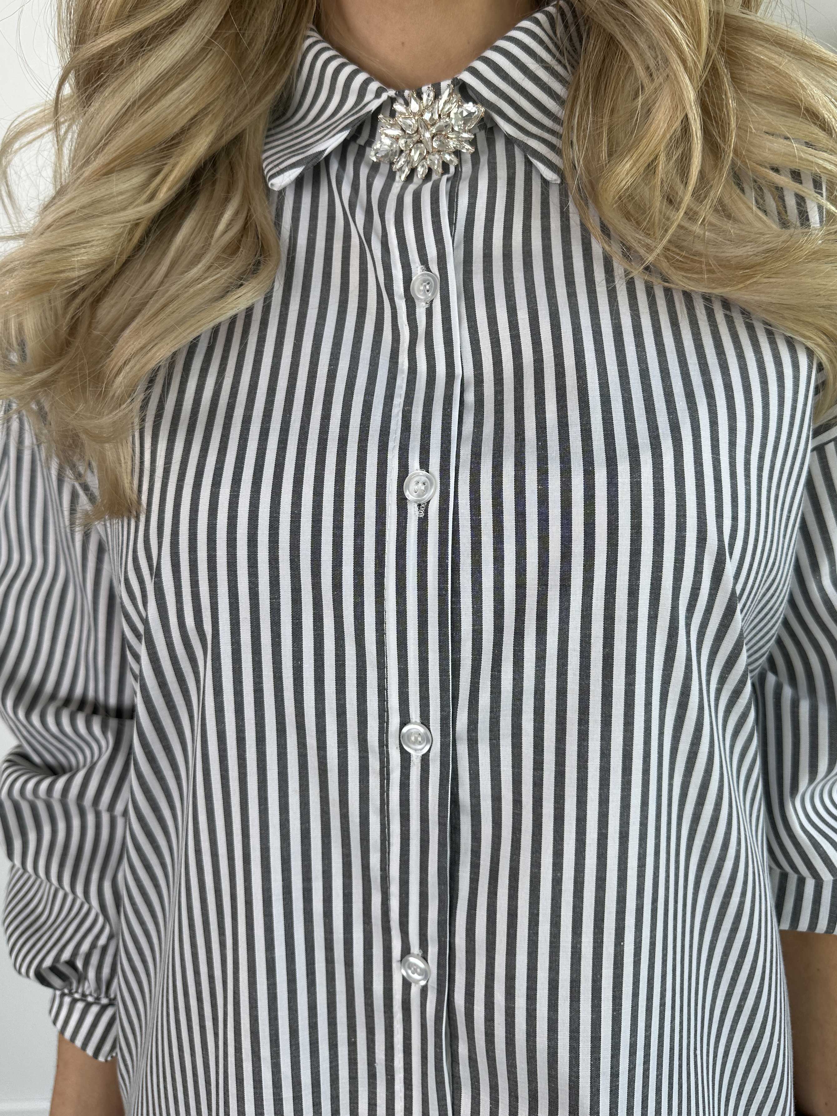 Raizal - Lång randig skjortklänning i viskos med brosch