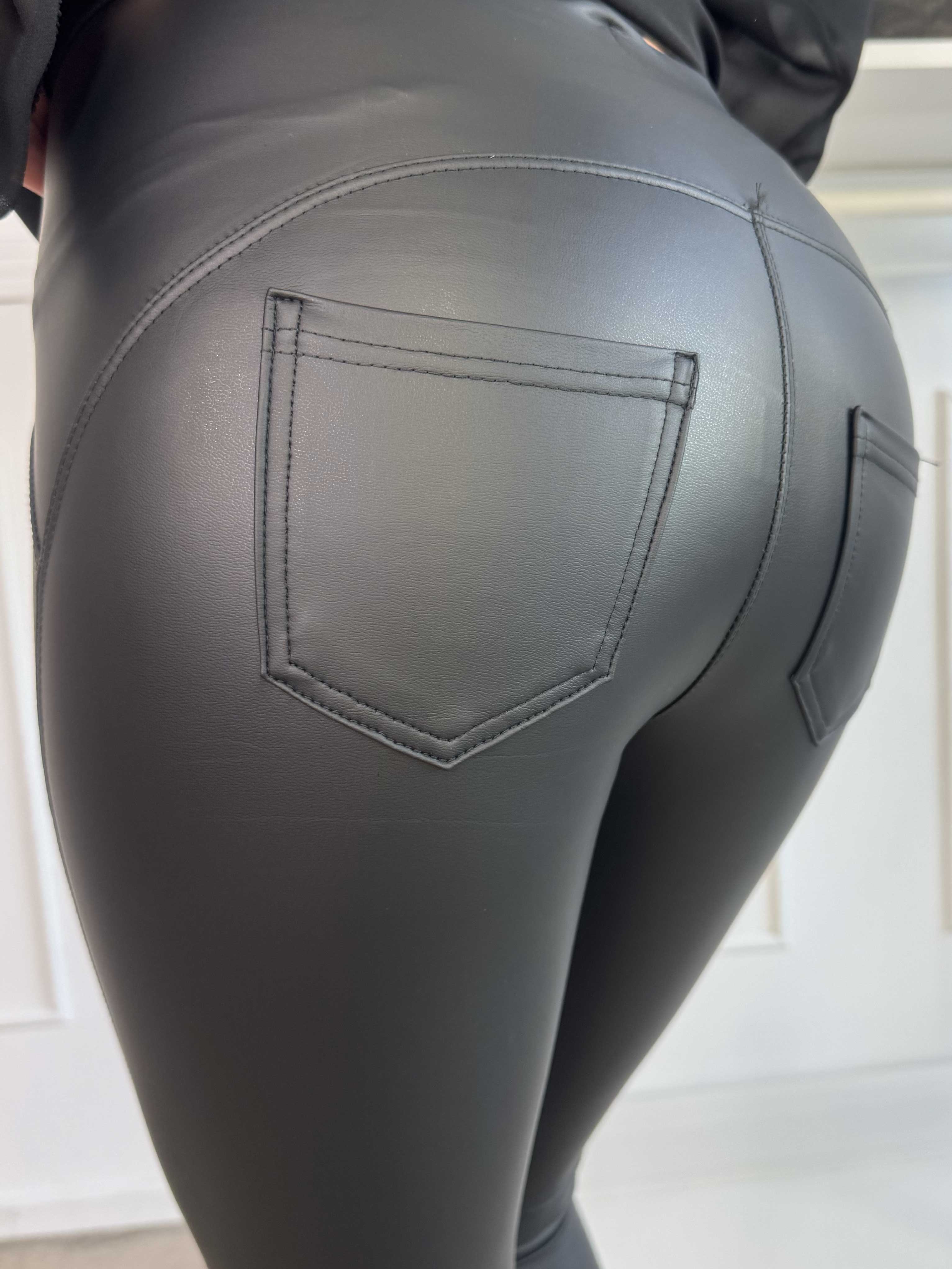 Ramla - Elastiska leggings i läderlook