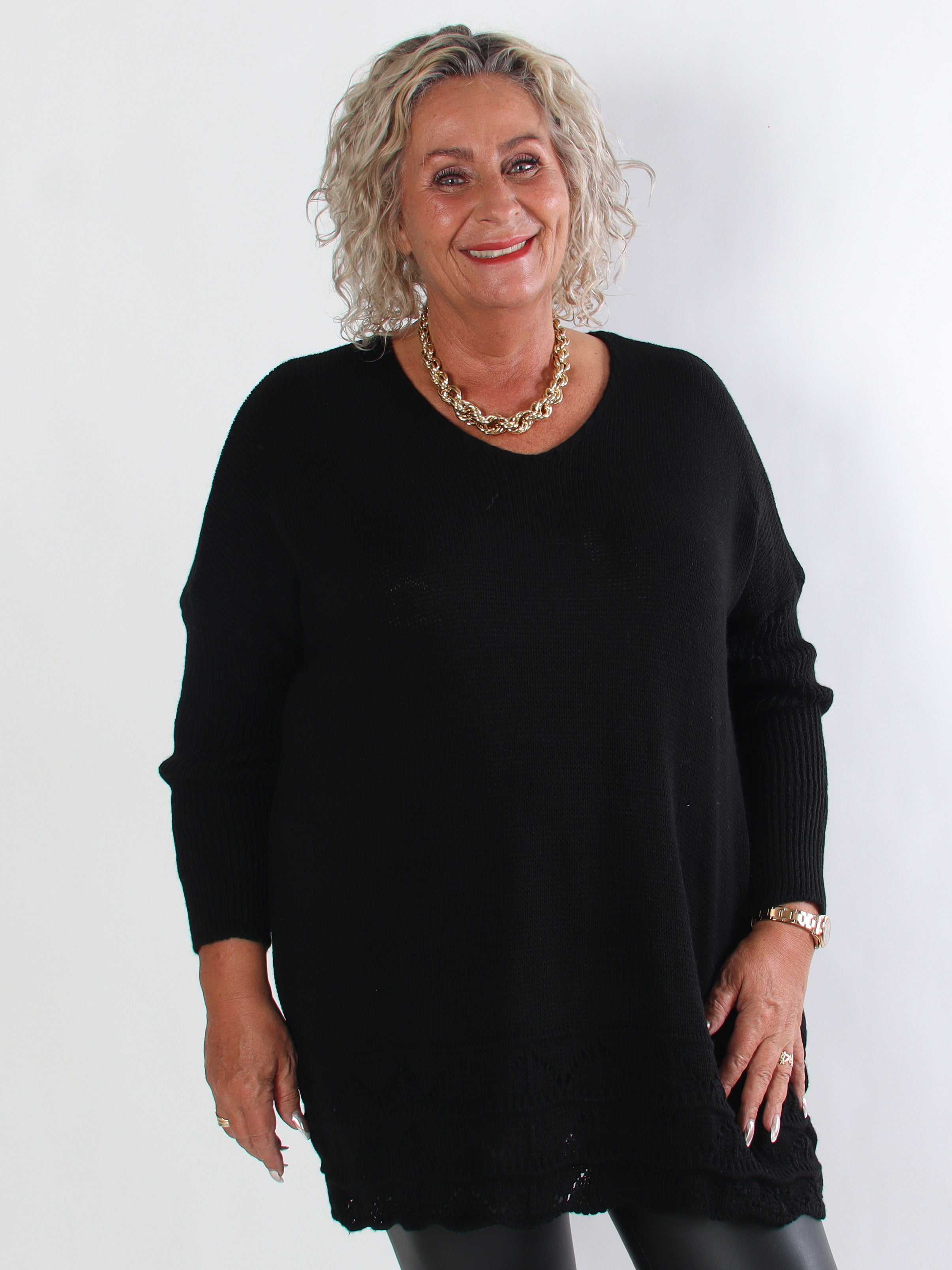 Rebeca - Enfärgad stickad plus size blus med mönster nedtill