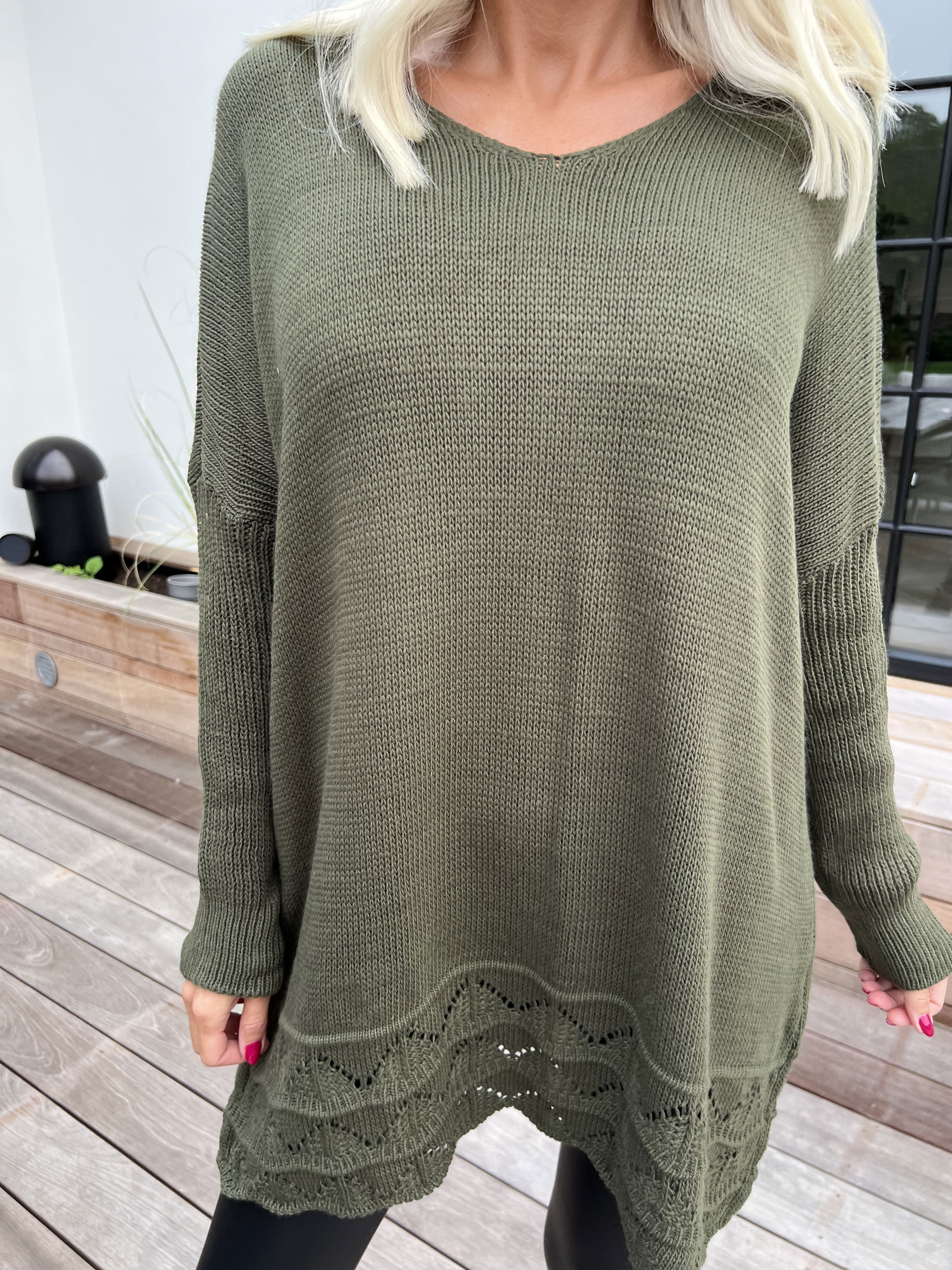 Rebeca - Enfärgad stickad blus med mönster nedtill