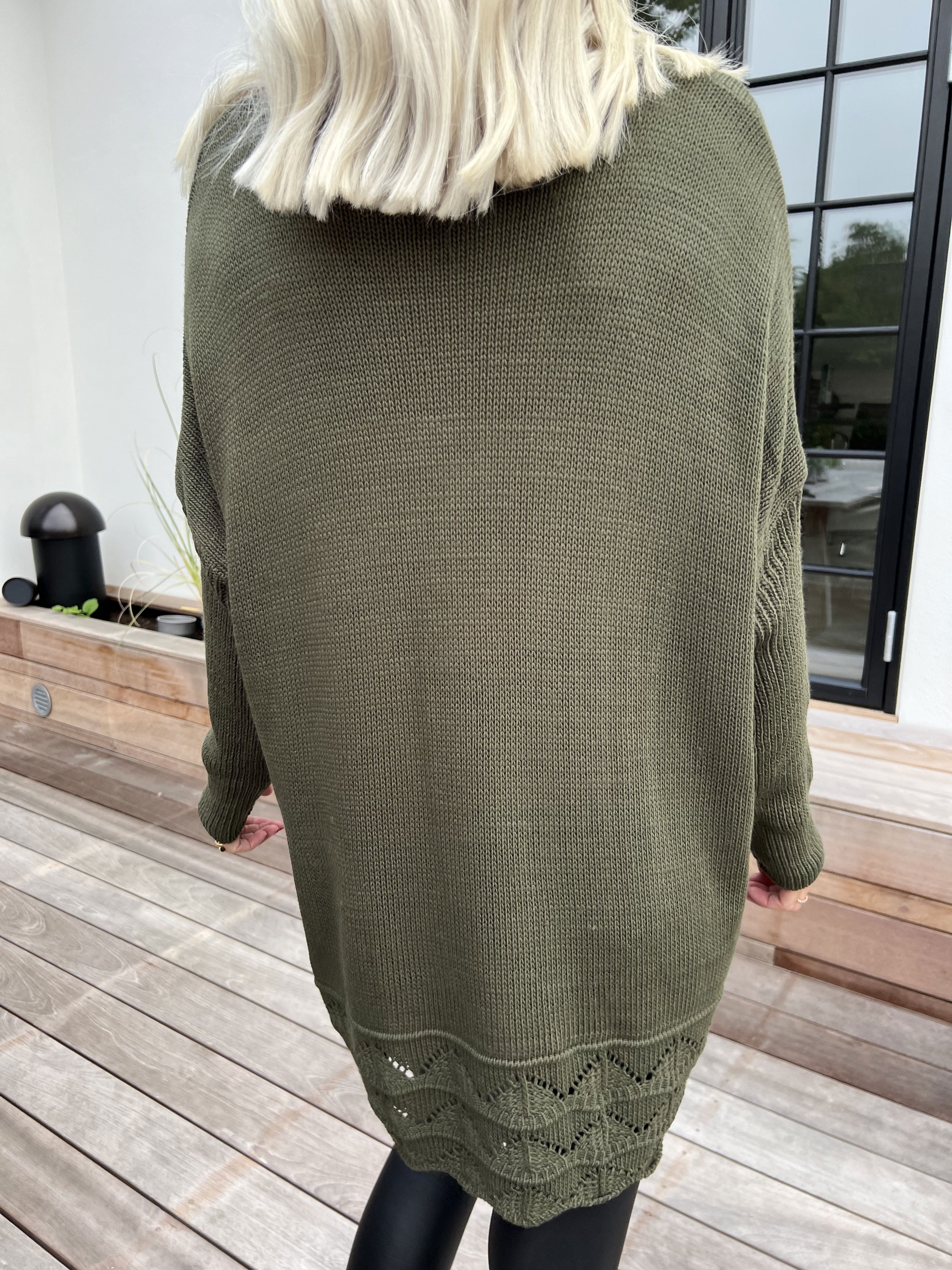 Rebeca - Enfärgad stickad blus med mönster nedtill