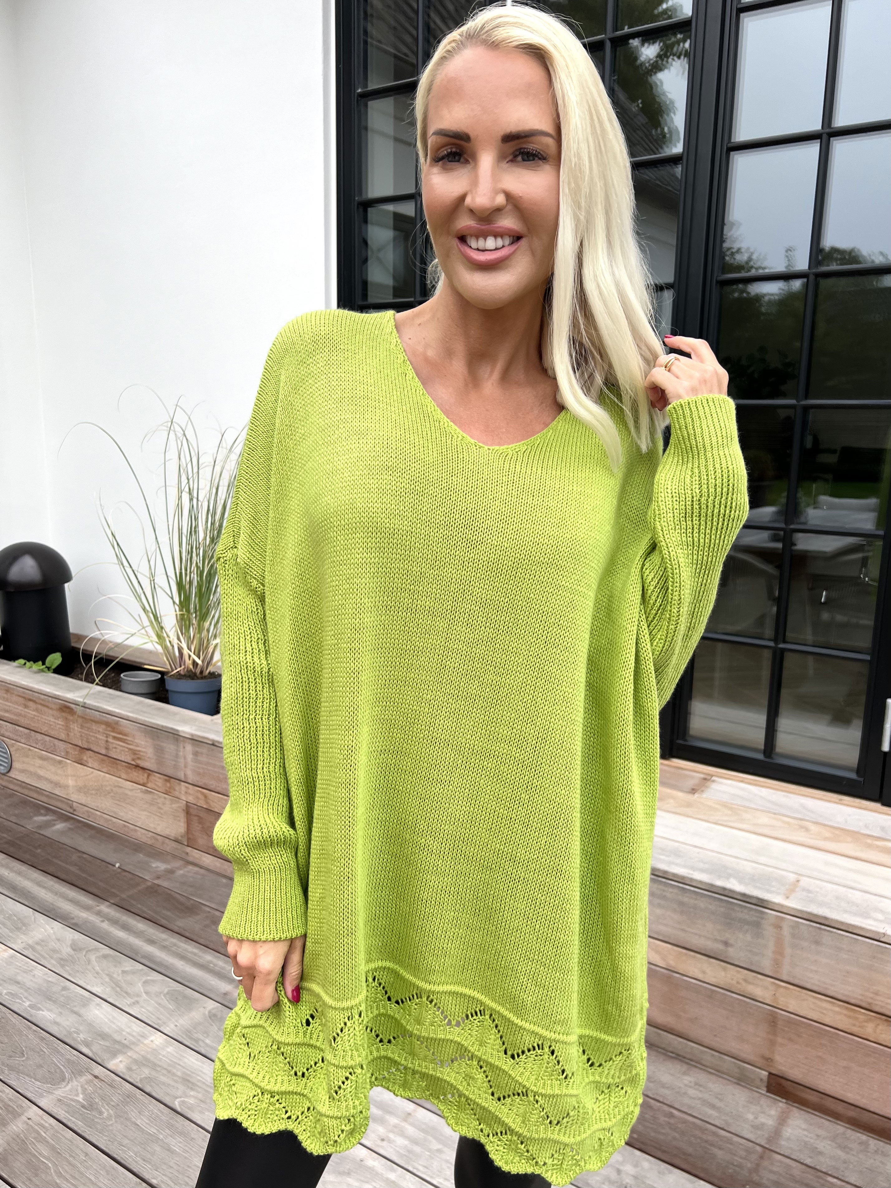 Rebeca - Enfärgad stickad blus med mönster nedtill