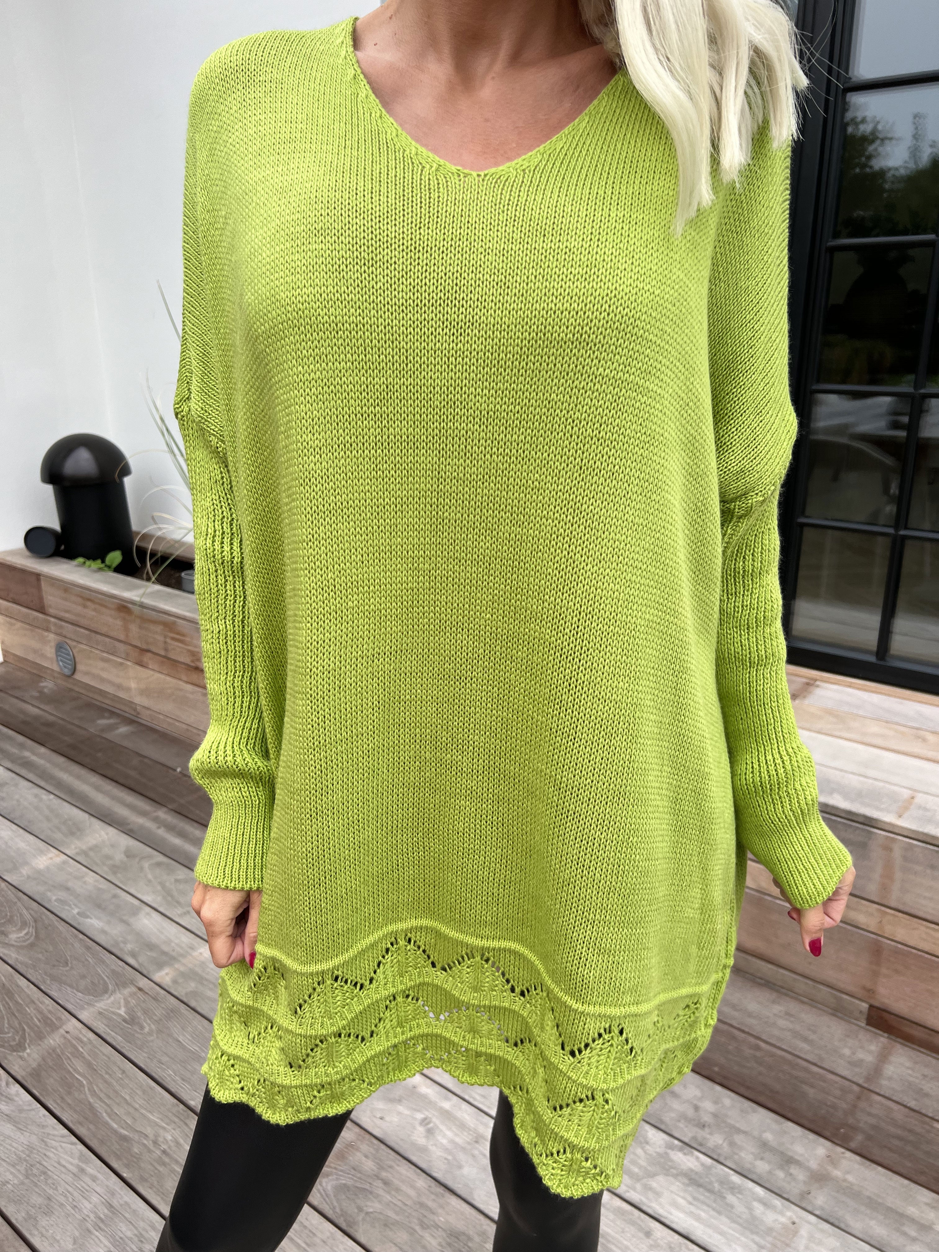 Rebeca - Enfärgad stickad blus med mönster nedtill