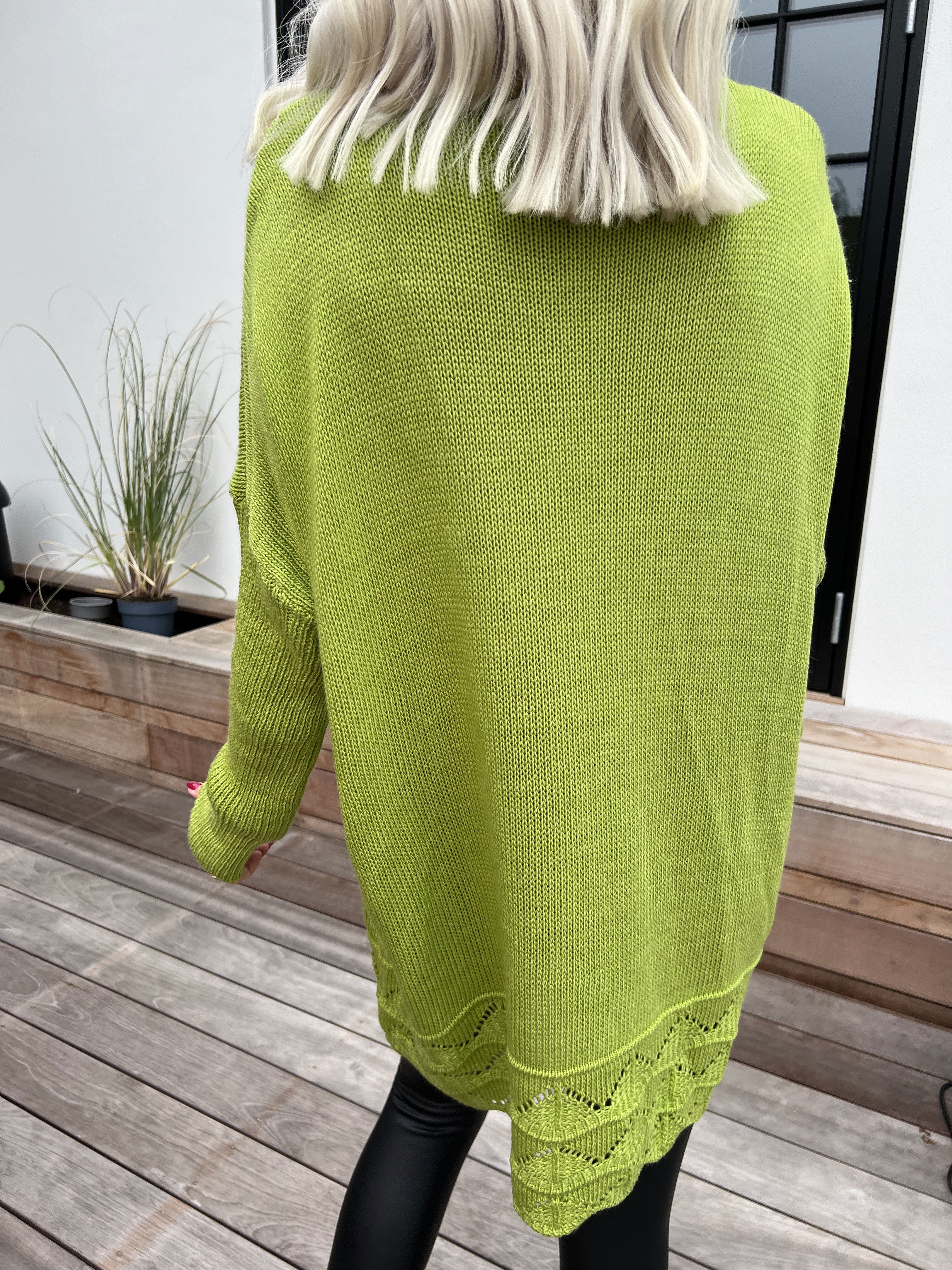 Rebeca - Enfärgad stickad blus med mönster nedtill