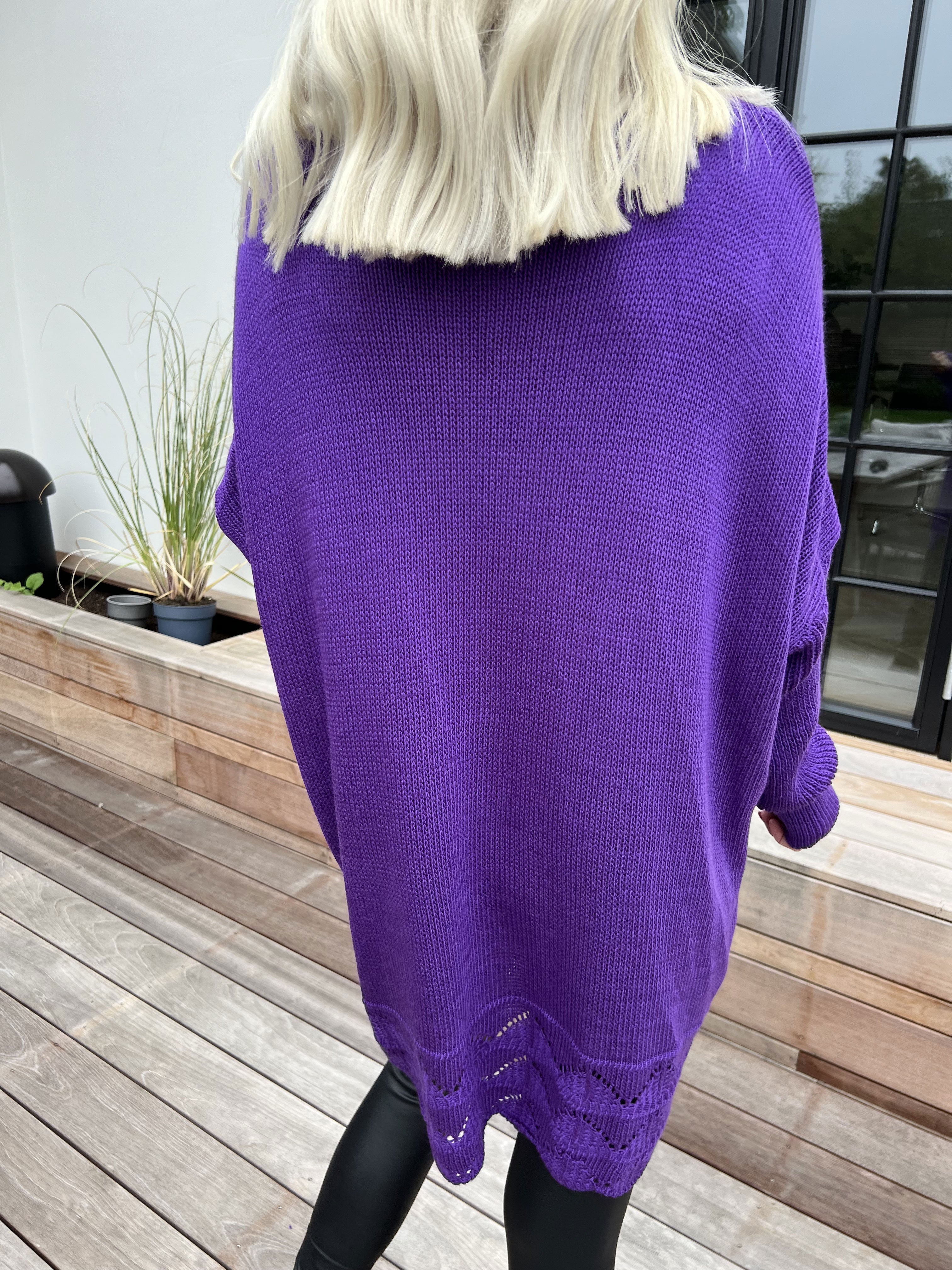 Rebeca - Enfärgad stickad blus med mönster nedtill