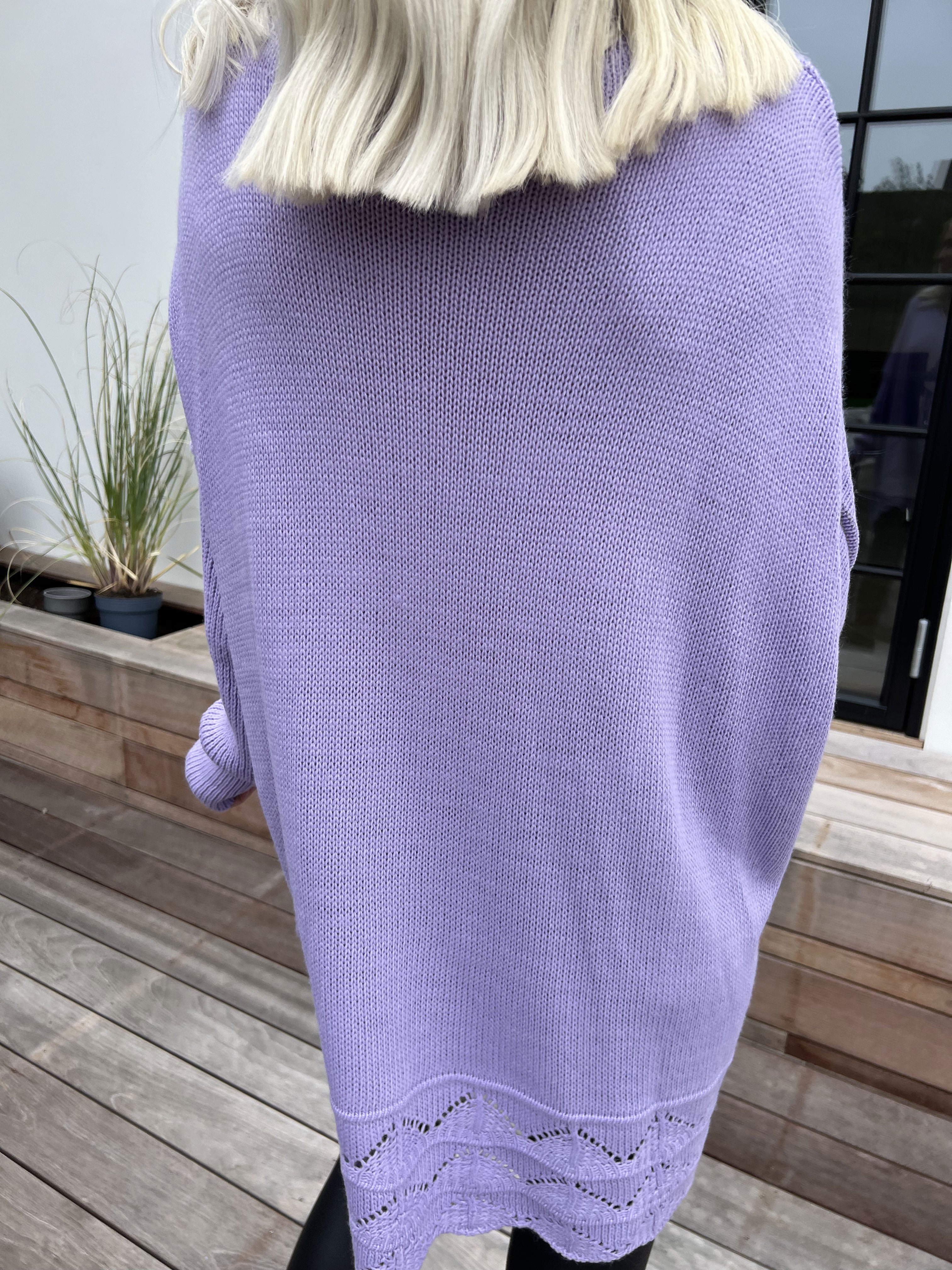 Rebeca - Enfärgad stickad blus med mönster nedtill