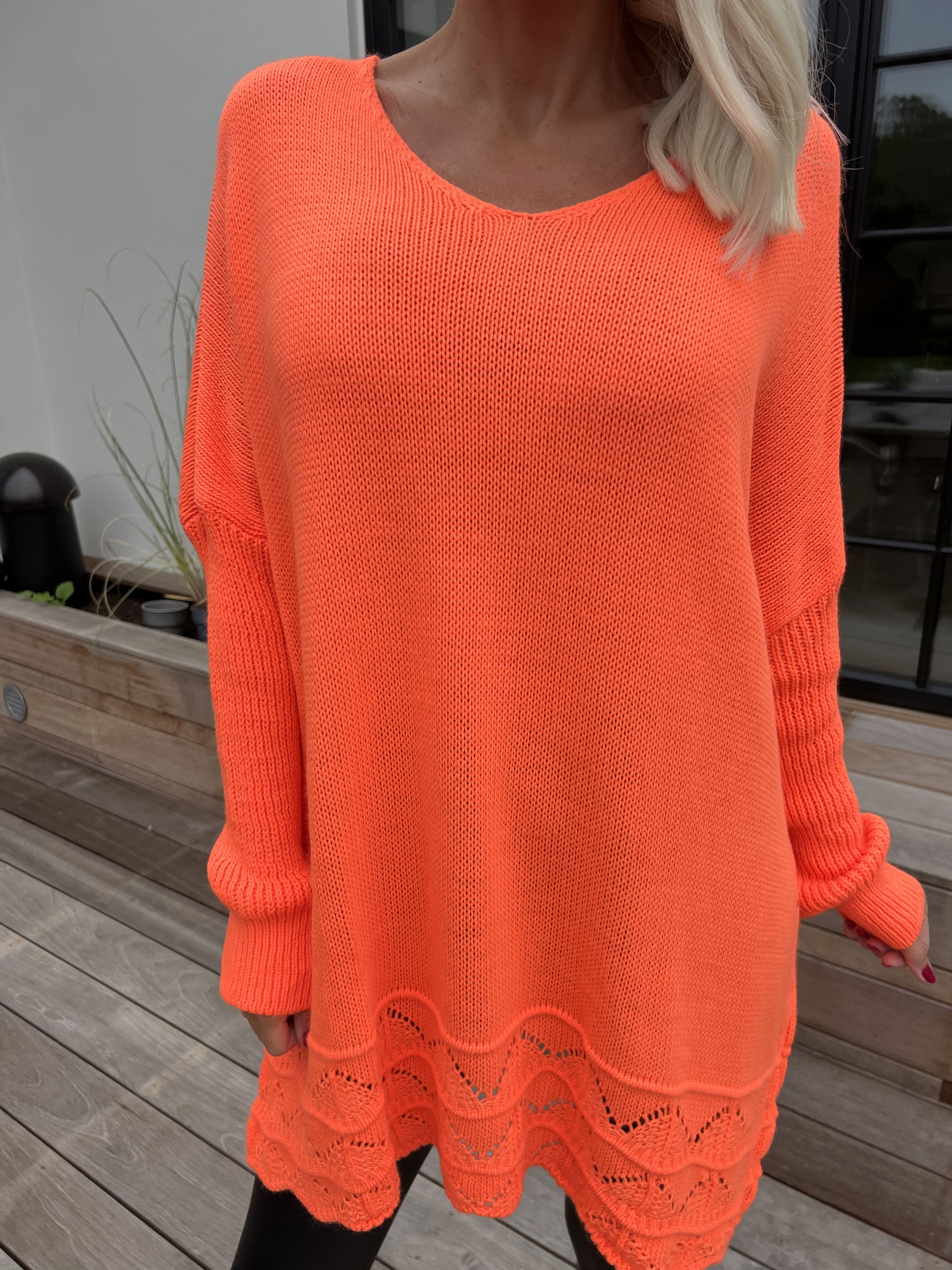 Rebeca - Enfärgad stickad blus med mönster nedtill