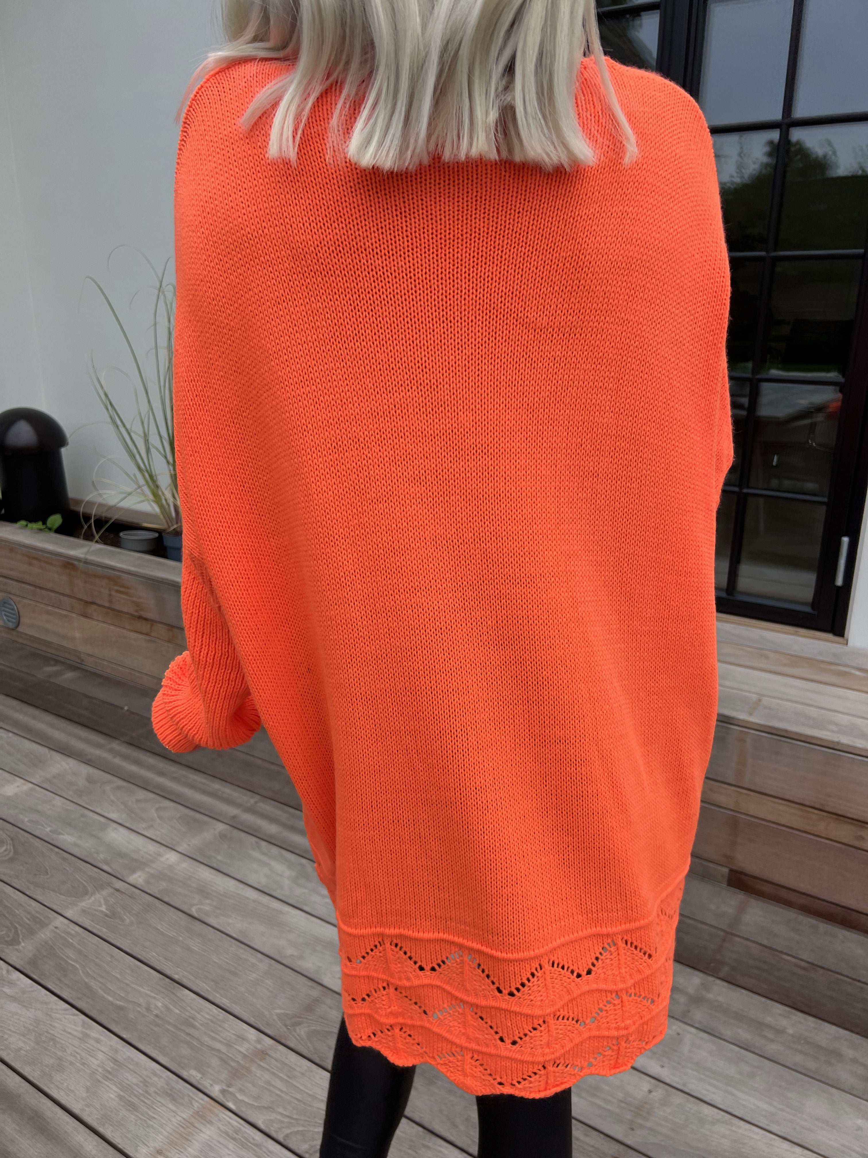 Rebeca - Enfärgad stickad blus med mönster nedtill