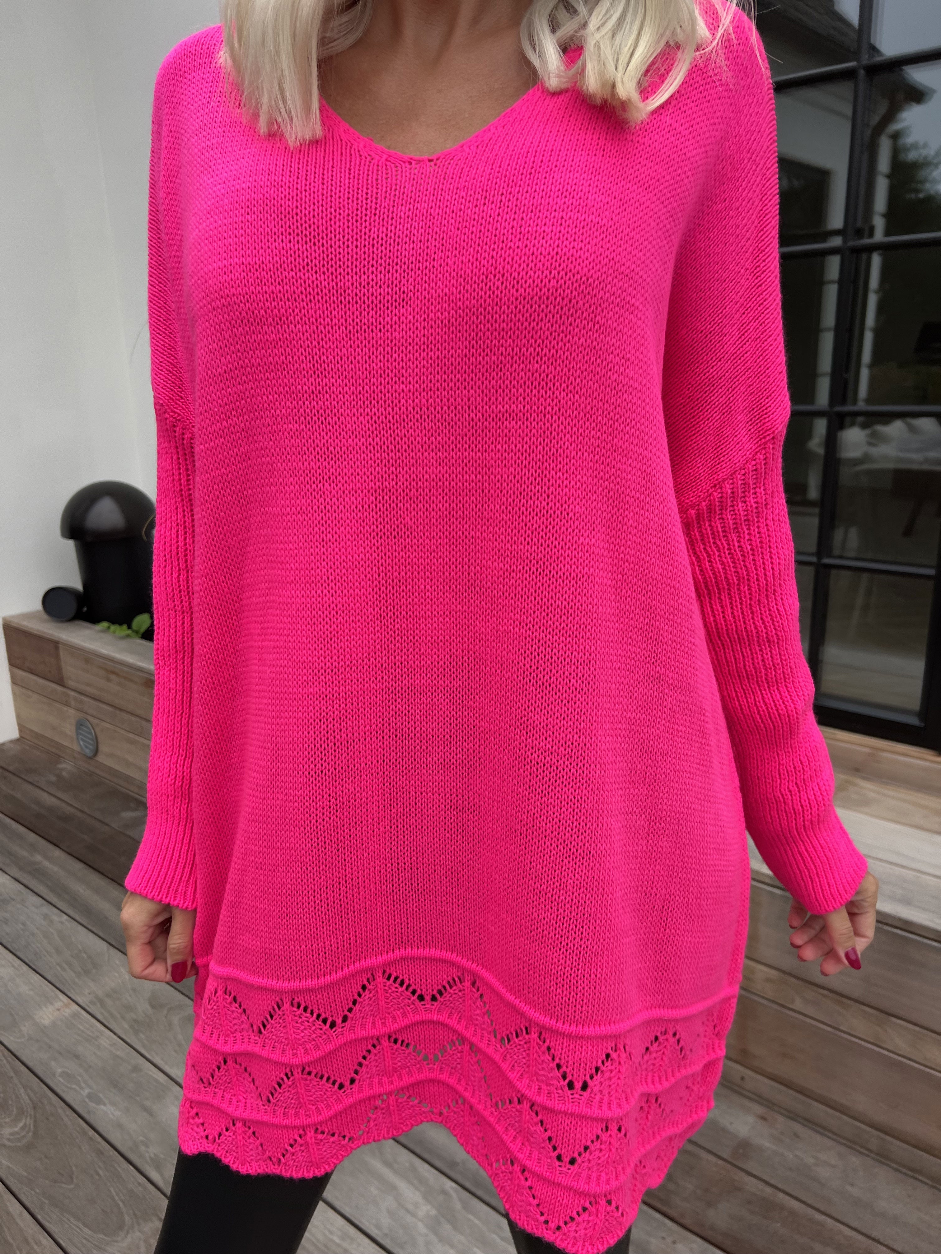 Rebeca - Enfärgad stickad blus med mönster nedtill