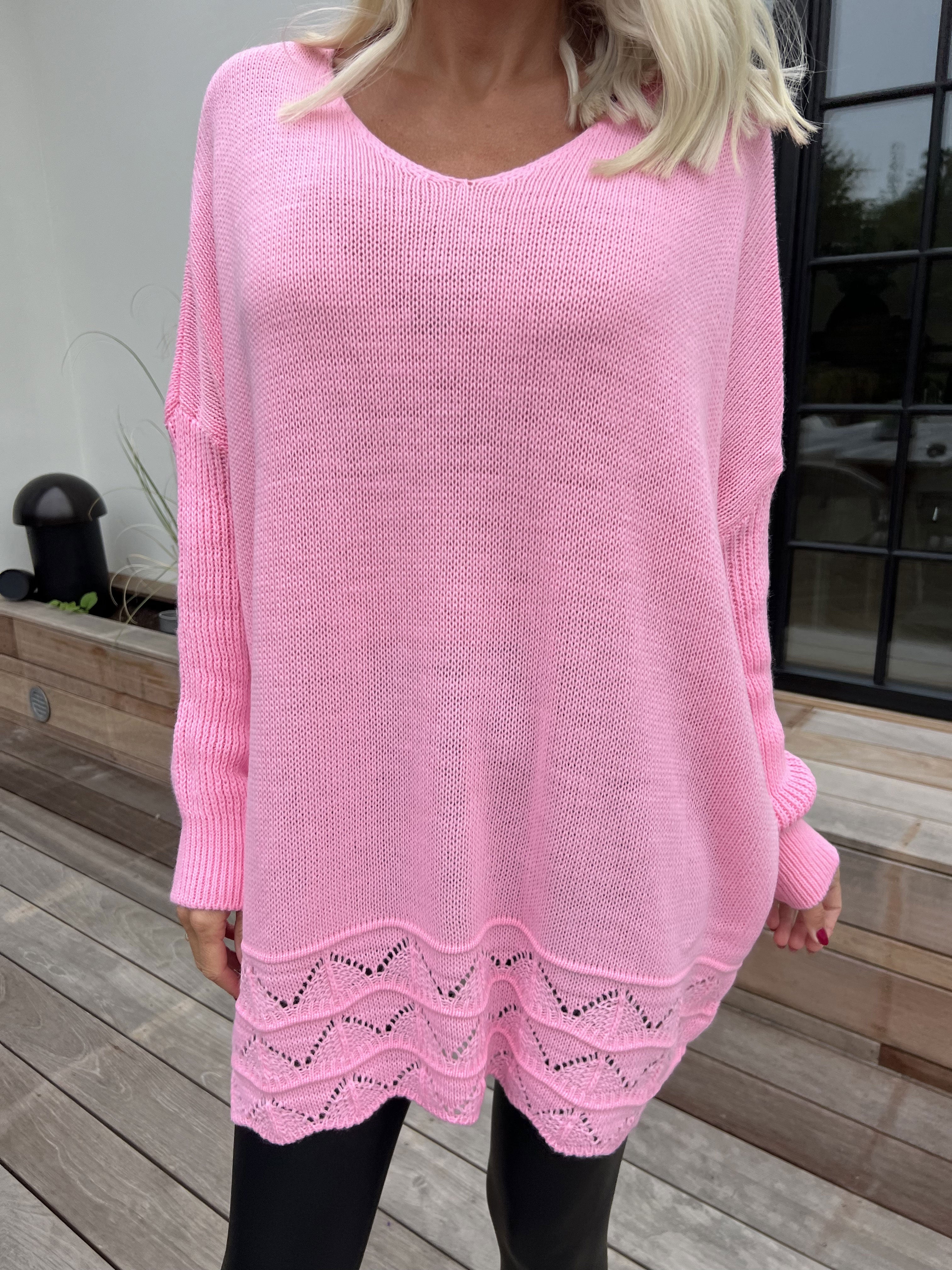 Rebeca - Enfärgad stickad blus med mönster nedtill