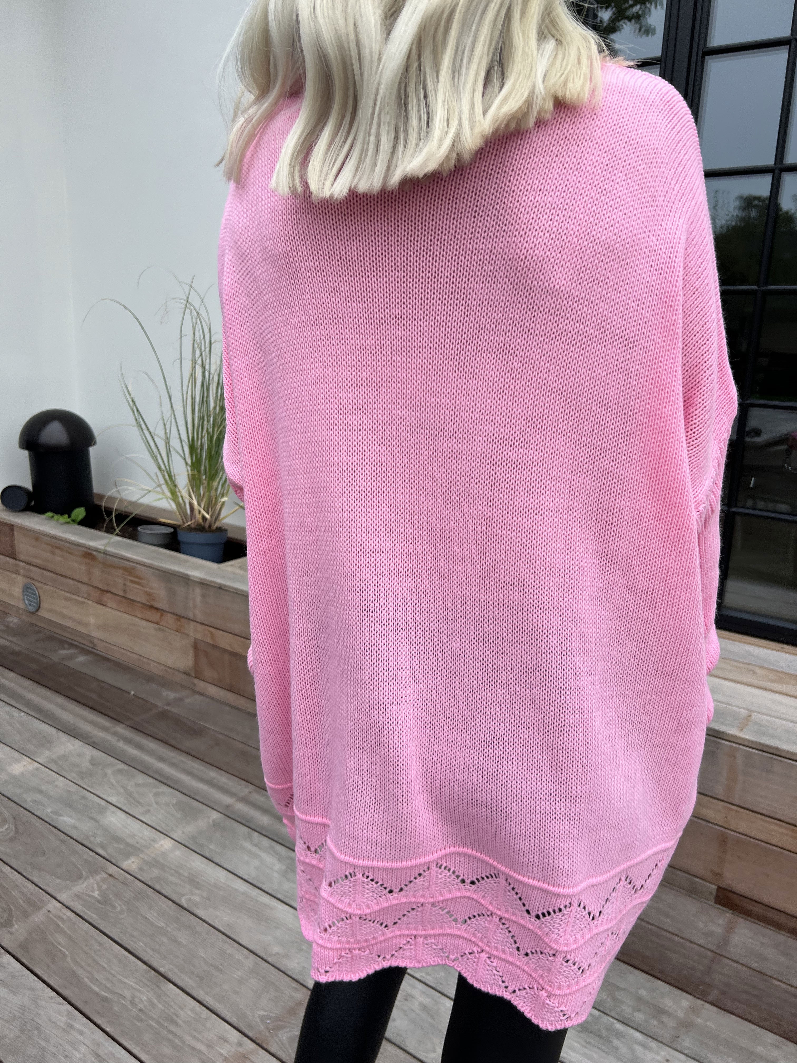 Rebeca - Enfärgad stickad blus med mönster nedtill