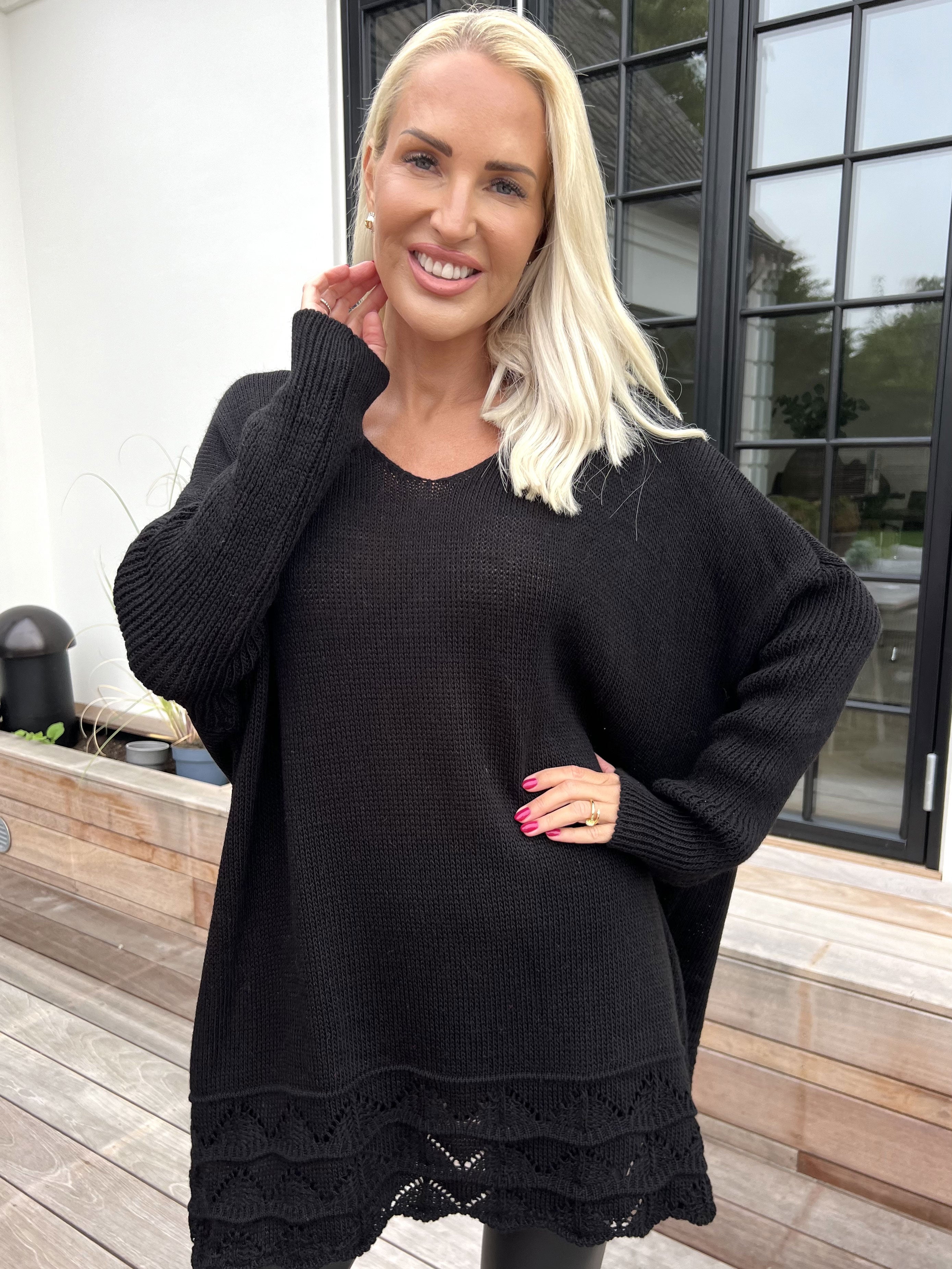 Rebeca - Enfärgad stickad blus med mönster nedtill