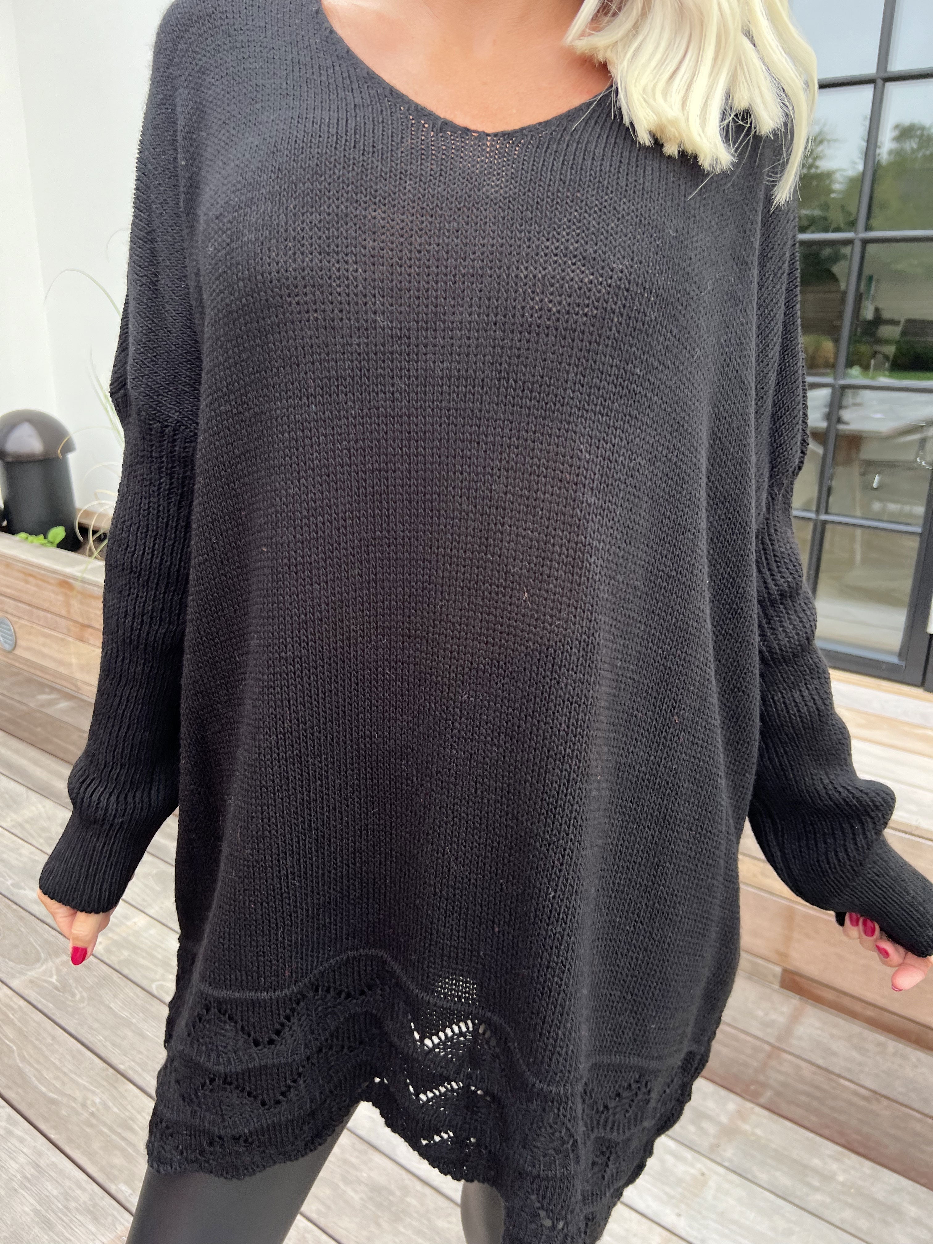 Rebeca - Enfärgad stickad blus med mönster nedtill