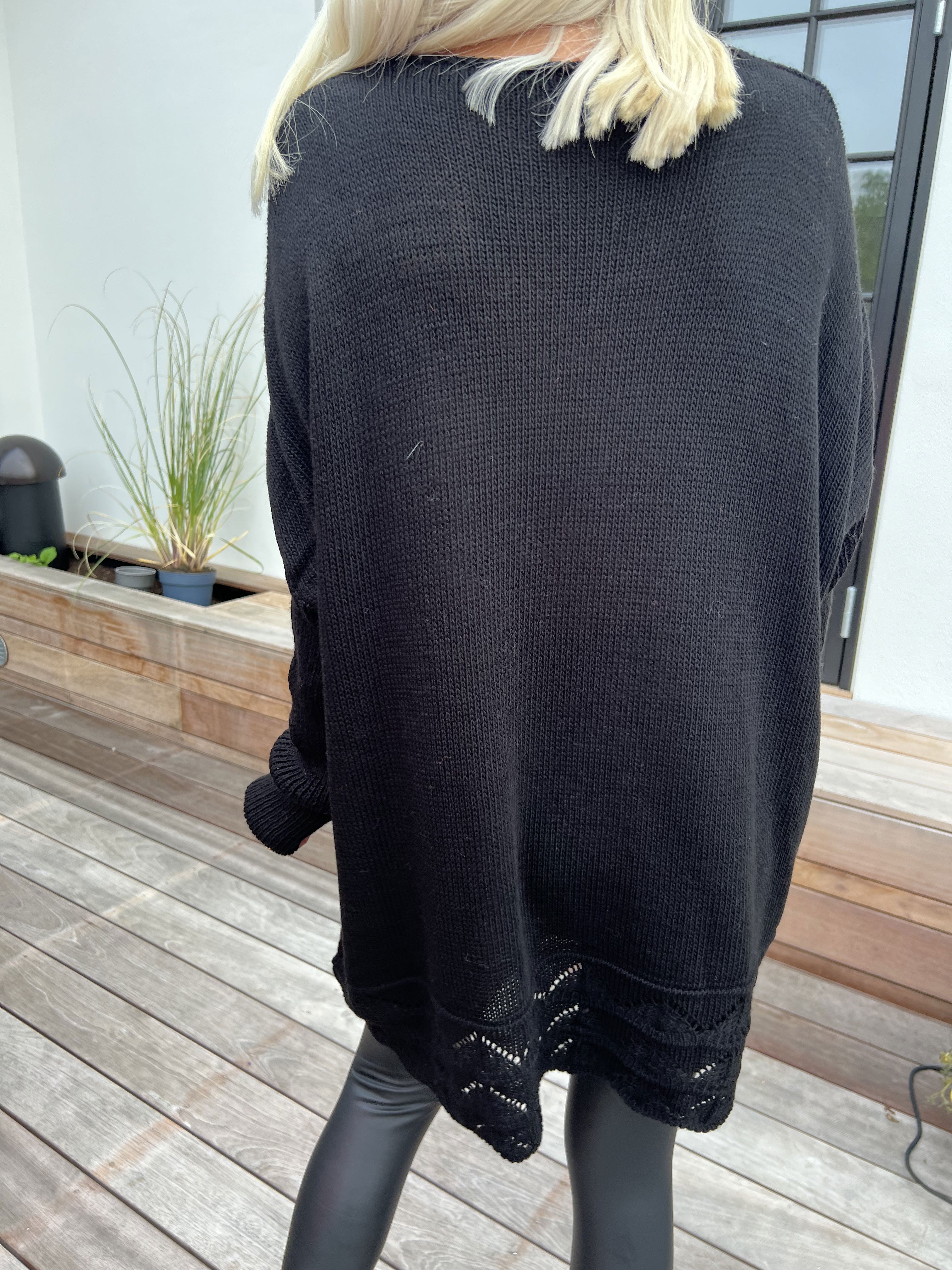 Rebeca - Enfärgad stickad blus med mönster nedtill