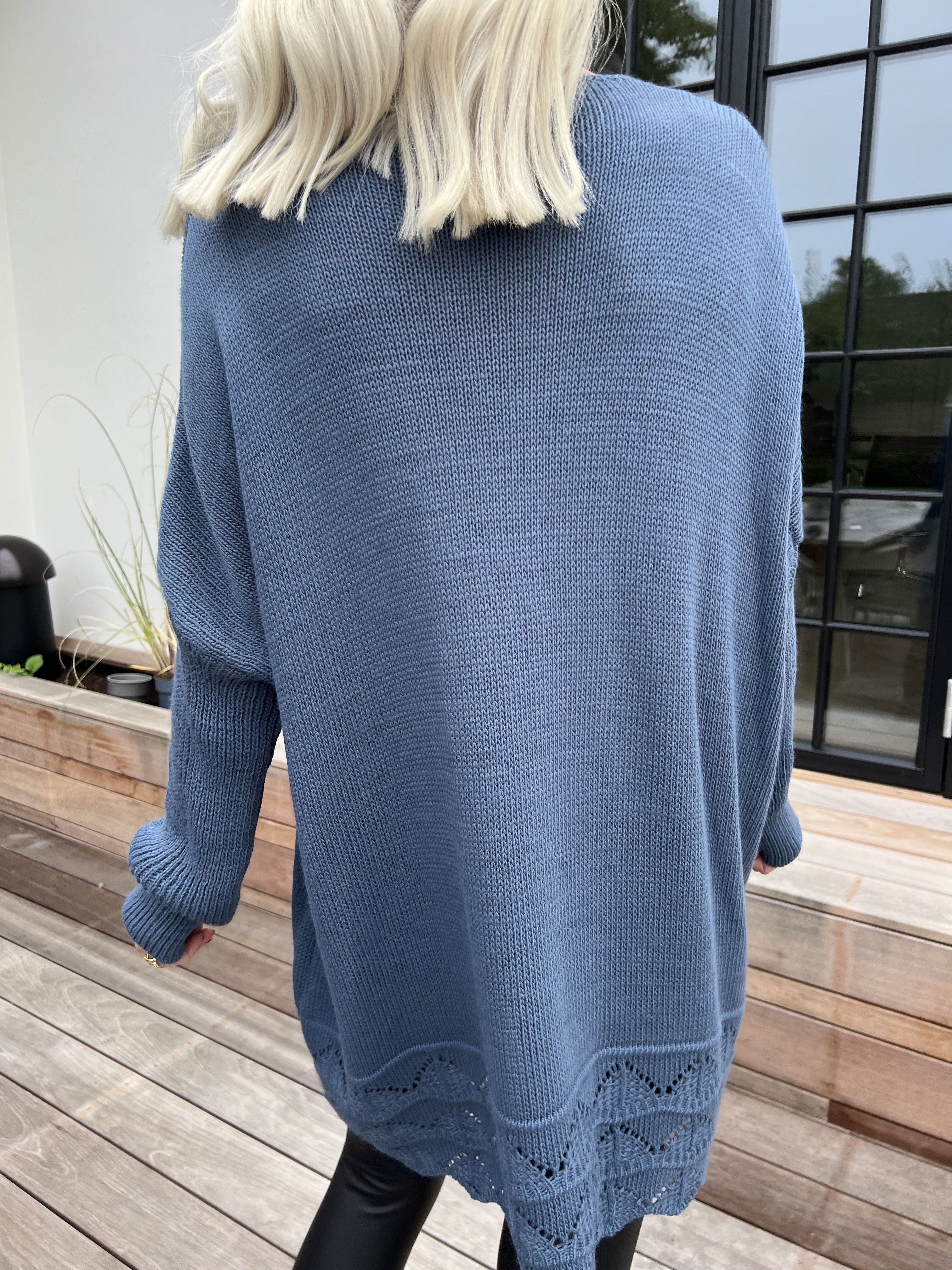 Rebeca - Enfärgad stickad blus med mönster nedtill